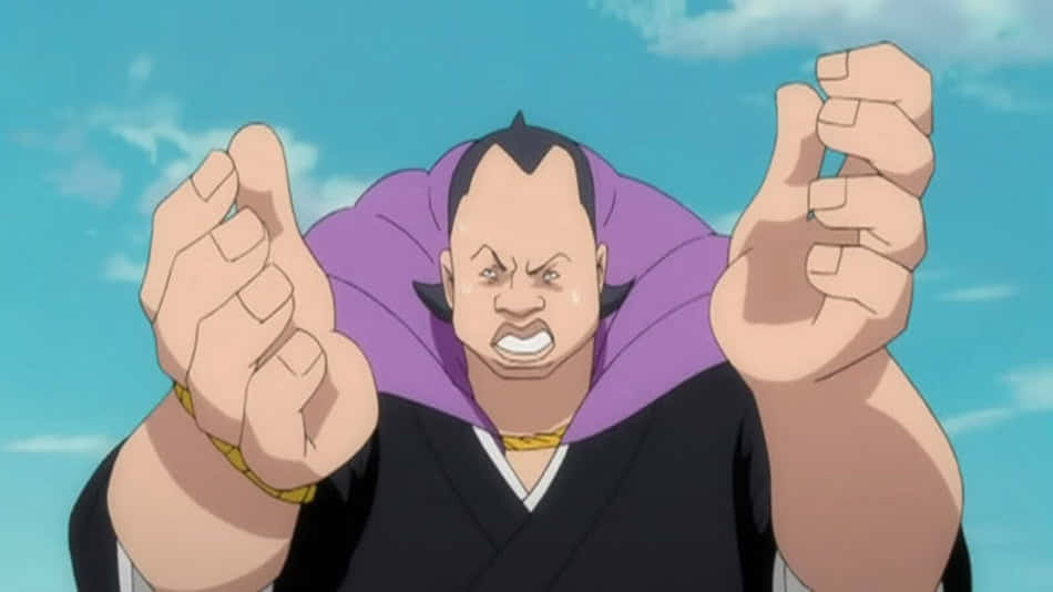 Marechiyo Omaeda 桌布 壁紙 — 一個動漫角色穿著紫色斗篷和黑色長袍，在明亮的藍天下憤怒地握緊拳頭。