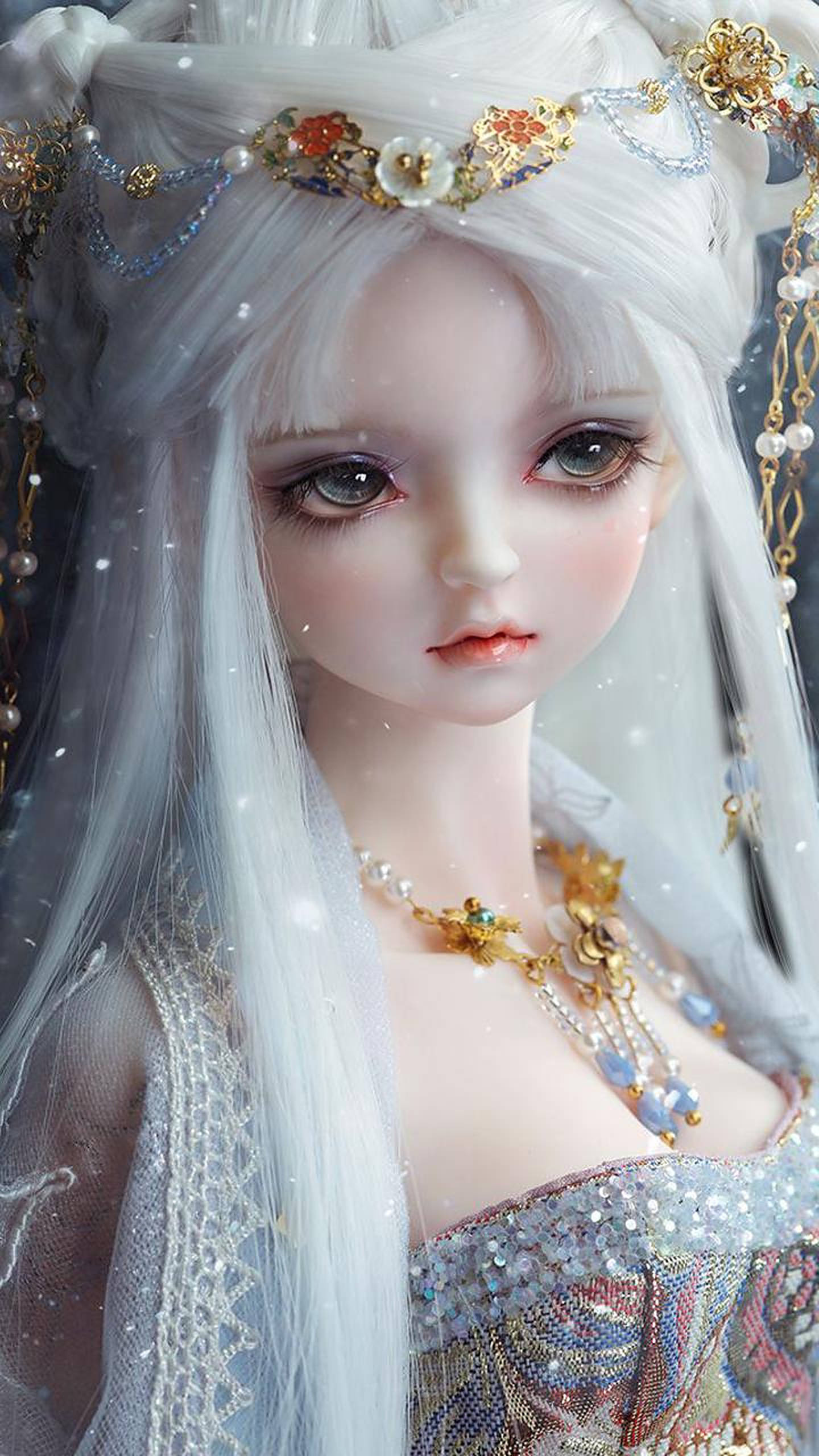 Doll 桌布 壁紙 — 一個動漫風格娃娃的特寫，長長的白髮飾有金和珍珠首飾，在柔和燈光下穿著閃閃發光的禮服。