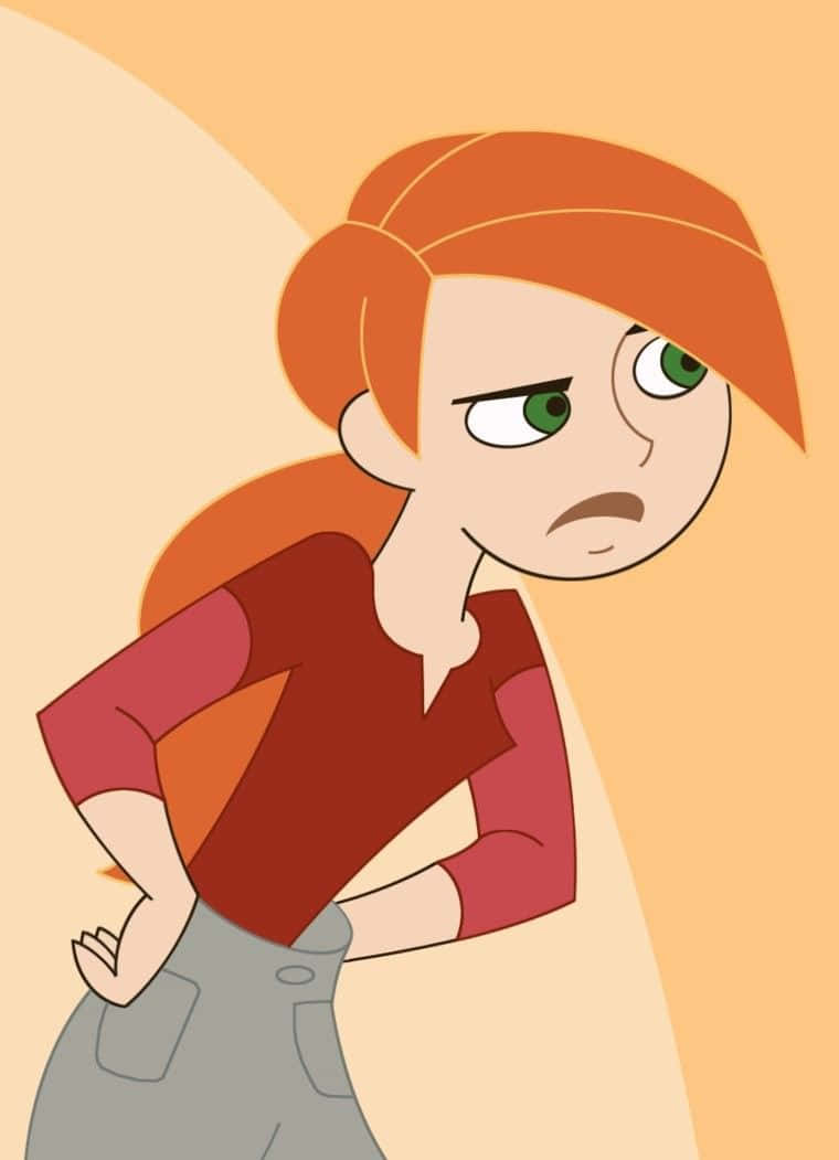 kim possible 桌布 壁紙 — 一個動畫女孩，橙色頭髮和綠色眼睛，在溫暖的漸變背景前交叉雙臂，看起來很惱火。