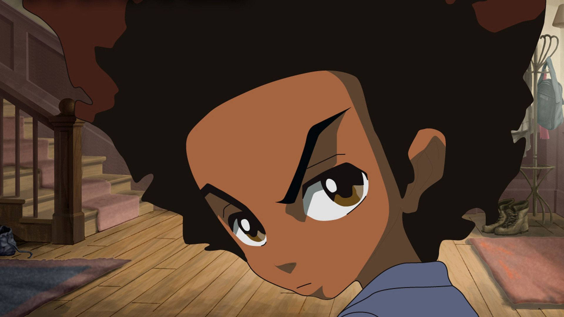 Huey Freeman 桌布 壁紙 — 一個動畫小孩的特寫，有大眼睛和非洲式頭髮，在木地板走廊專注地凝視。