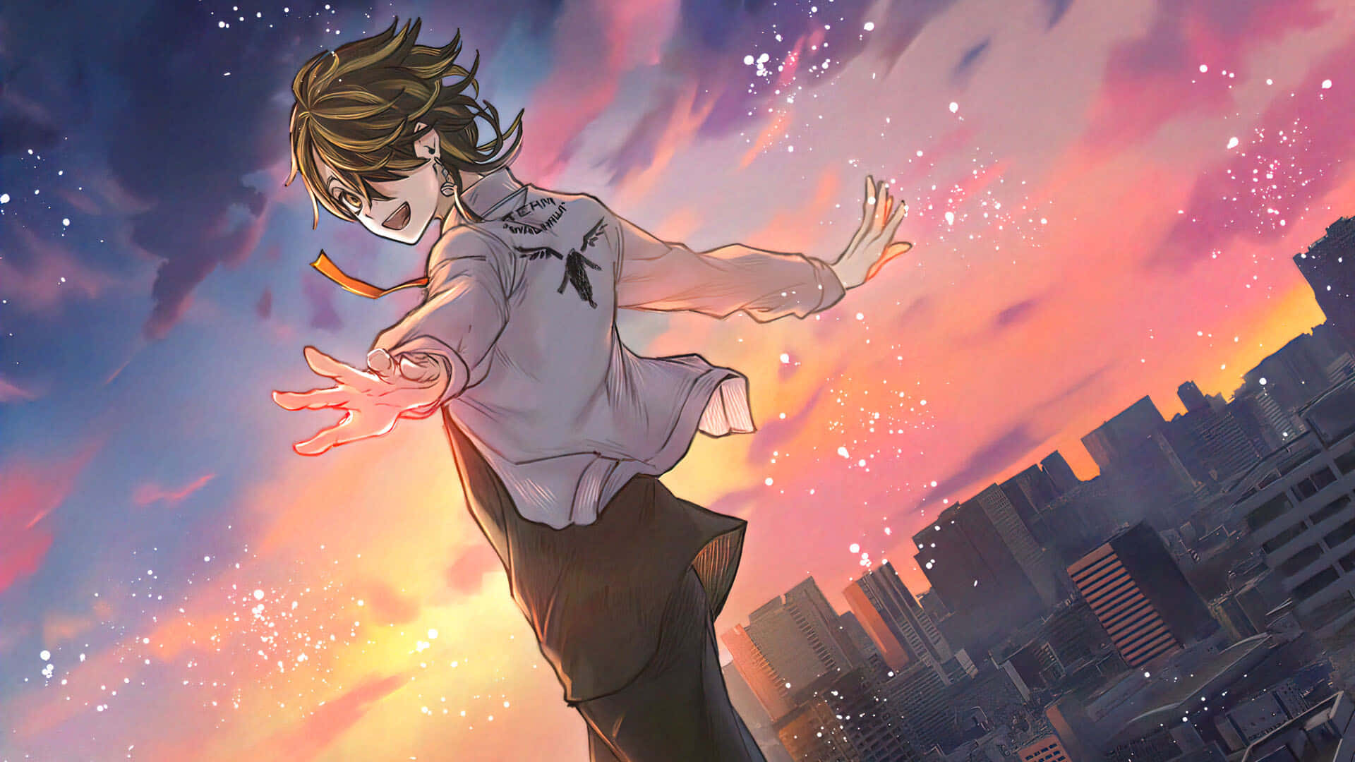 動漫男孩 桌布 壁紙 — 一個動畫男孩在廣闊的城市景觀上方，對著充滿活力的日落天空快樂地跳躍。