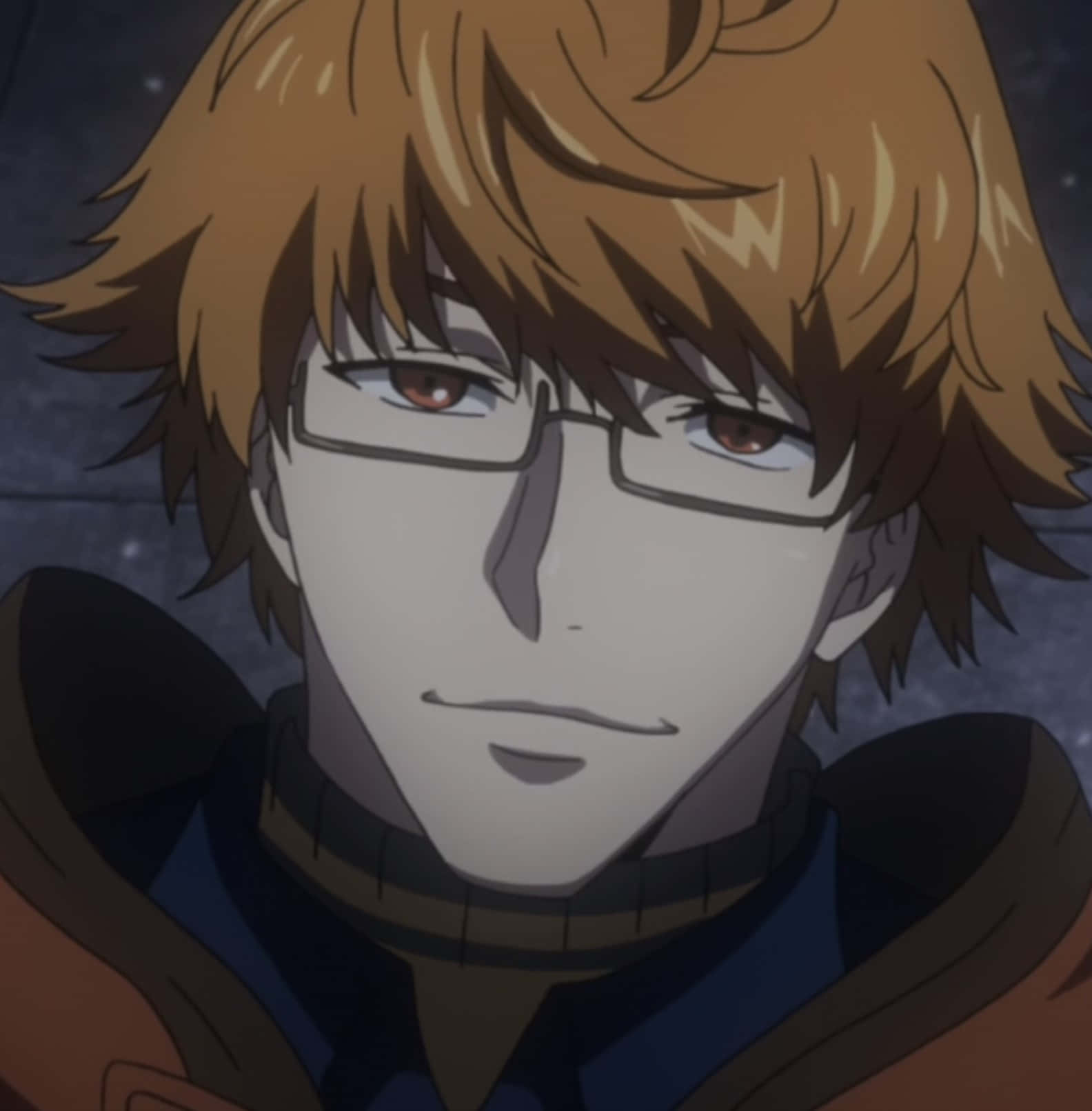 Nishiki Nishio 桌布 壁紙 — 一個動畫男性角色的特寫，擁有凌亂的棕色頭髮和眼鏡，在黑暗的星空背景下溫柔微笑。
