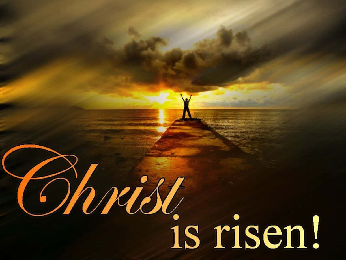 Christ 桌布 壁紙 — 一個勝利的剪影站在碼頭盡頭，金色陽光穿透黑暗雲層照耀在平靜的海洋上。