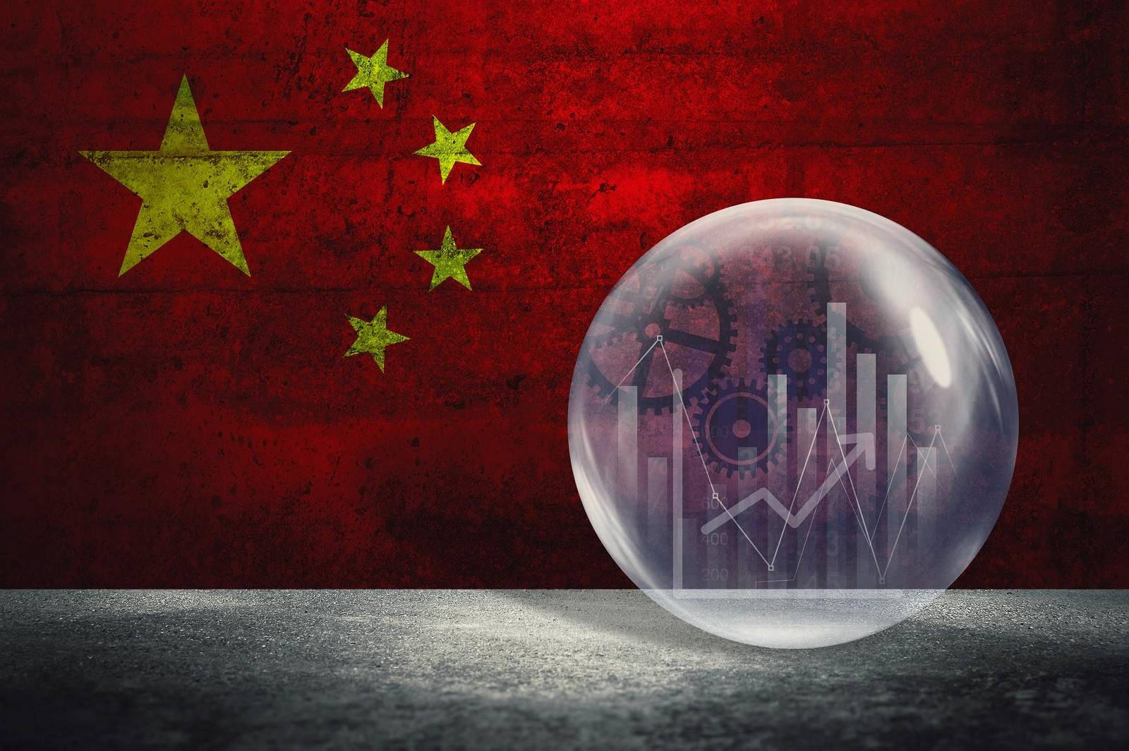 Rise 桌布 壁紙 — 一個包含財務圖表和齒輪的玻璃球體放置在混凝土地板上，背景是風化的中國國旗。