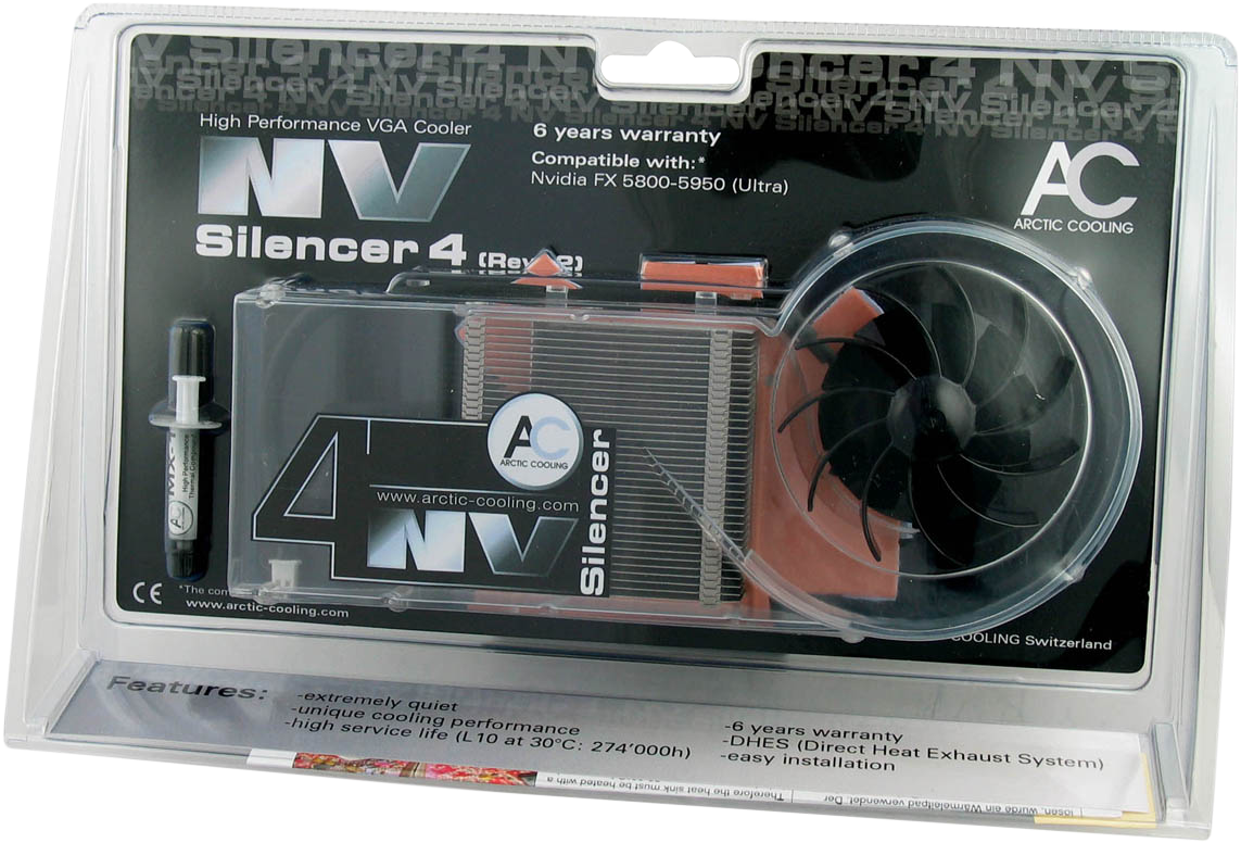 北極 桌布 壁紙 — 一個包裝好的 Arctic Cooling NV Silencer 4 VGA 散熱器，附有風扇、散熱片和導熱膏，放在透明塑膠零售盒內。