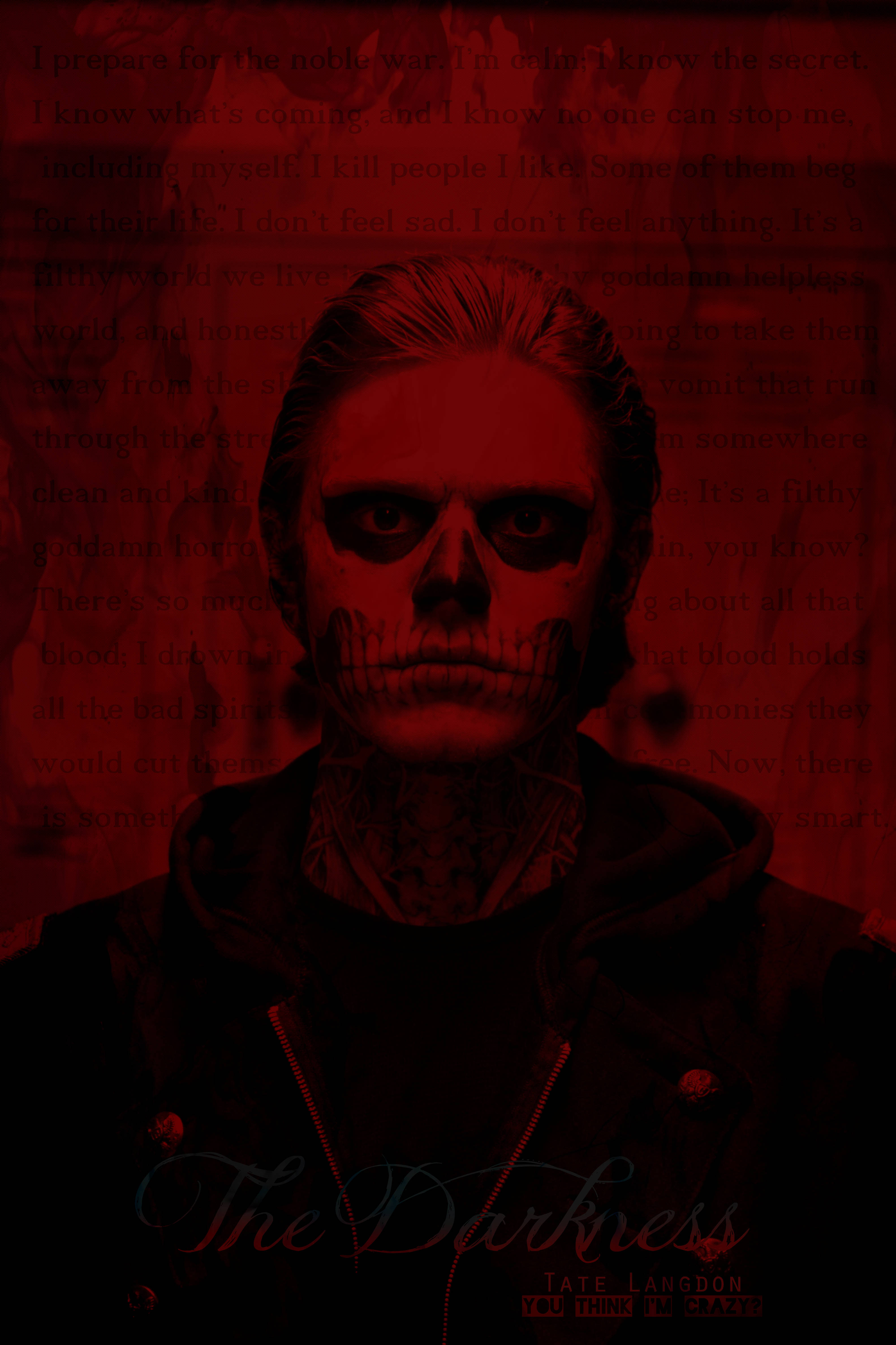 Tate Langdon 桌布 壁紙 — 一個化著骷髏妝的人在紅色燈光下，帶著疊加文字和標題「The Darkness」，凝視著。