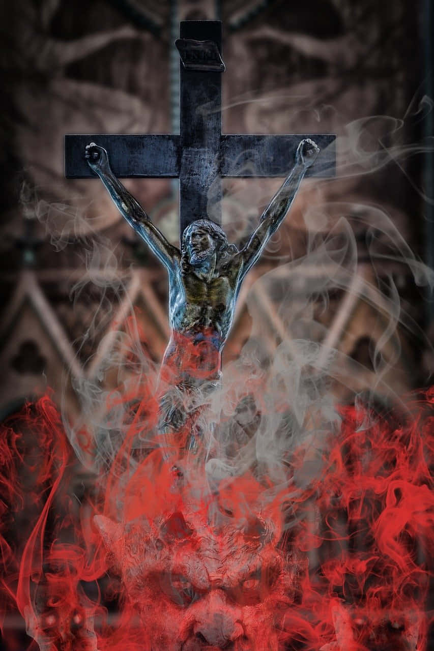 Jesus Crucifixion 桌布 壁紙 — 一個十字架雕像從旋轉的紅色和灰色煙霧中浮現，背景是黑暗的哥德式大教堂。
