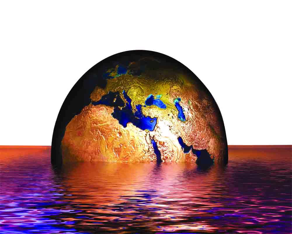 地球 桌布 壁紙 — 一個半沉沒的地球儀，金色大陸和藍色海洋在波光粼粼的水中反射，在燦爛的日落天空下。