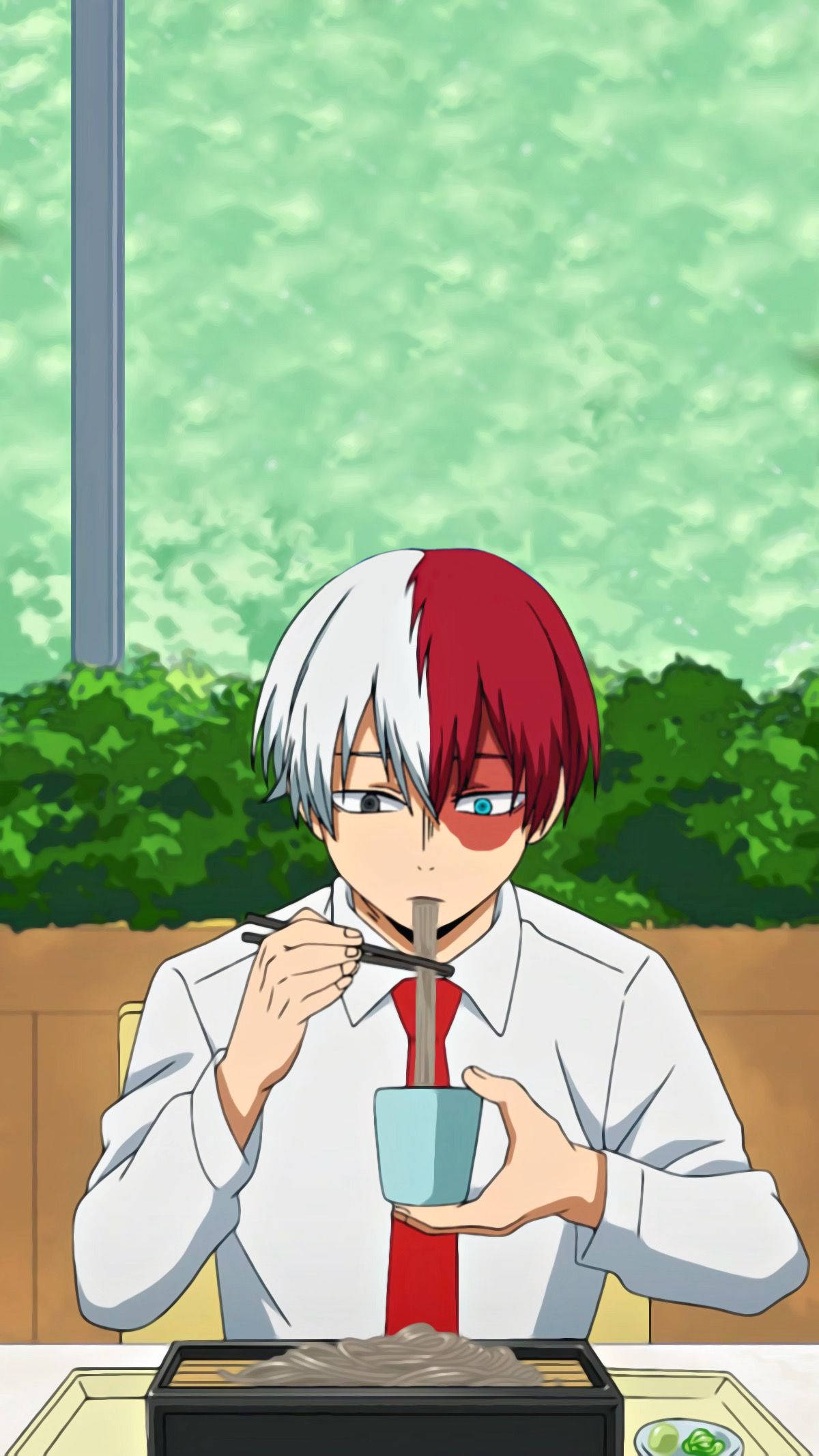 Todoroki Aesthetic 桌布 壁紙 — 一個半紅半白頭髮的動漫男孩，穿著白襯衫和紅領帶，在外面的綠色樹葉桌子旁用筷子吃麵條。