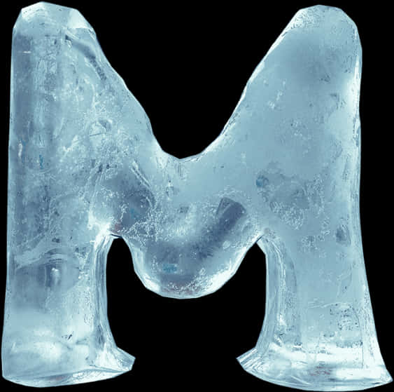 Ice Cube 桌布 壁紙 — 一個半透明冰字母M，帶有結晶紋理和內部氣泡，背景為黑色。