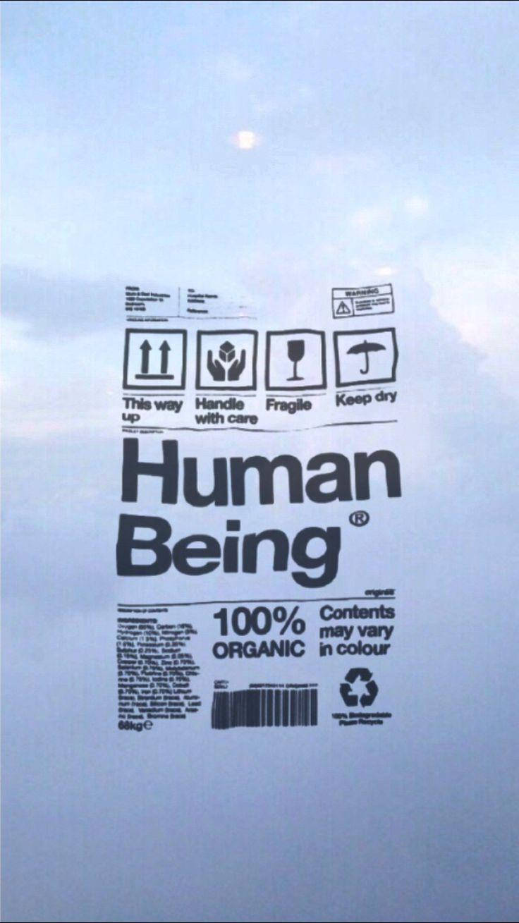 淺藍色美學動圖 桌布 壁紙 — 一個半透明塑膠袋，標有「Human Being」、護理符號和「100%有機」，背景為多雲的天空。