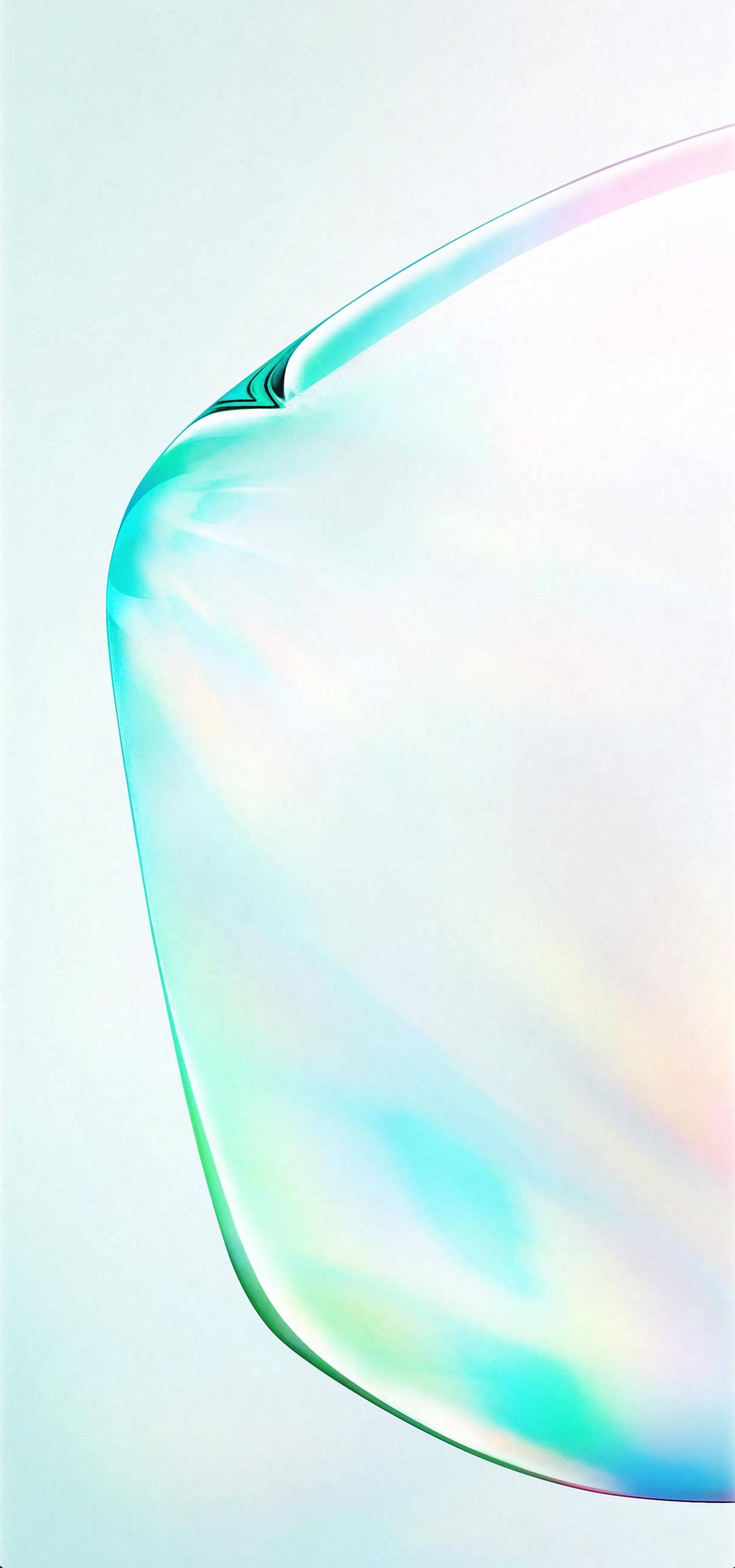 Gradient 桌布 壁紙 — 一個半透明氣泡的特寫，帶有虹彩青色和粉紅色調，背景是柔和的淺藍色。