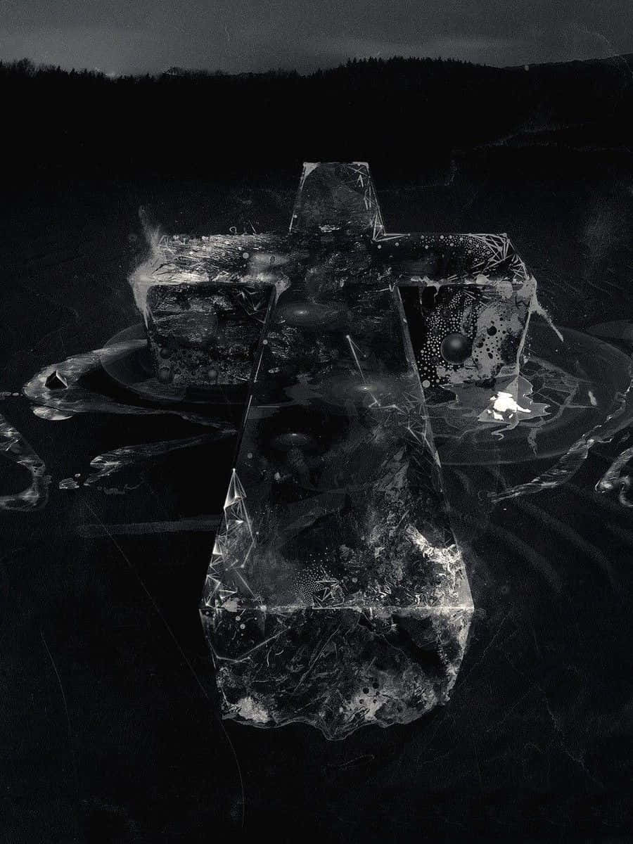 Cross iPhone 桌布 壁紙 — 一個半透明的冰十字架漂浮在黑暗的水面上，背景是陰沉天空下的森林山丘。
