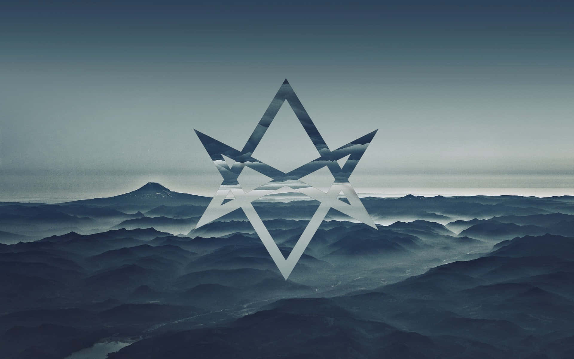 Thelema 桌布 壁紙 — 一個半透明的幾何星星懸浮在迷霧山脈之上，背景是柔和的暮色天空。