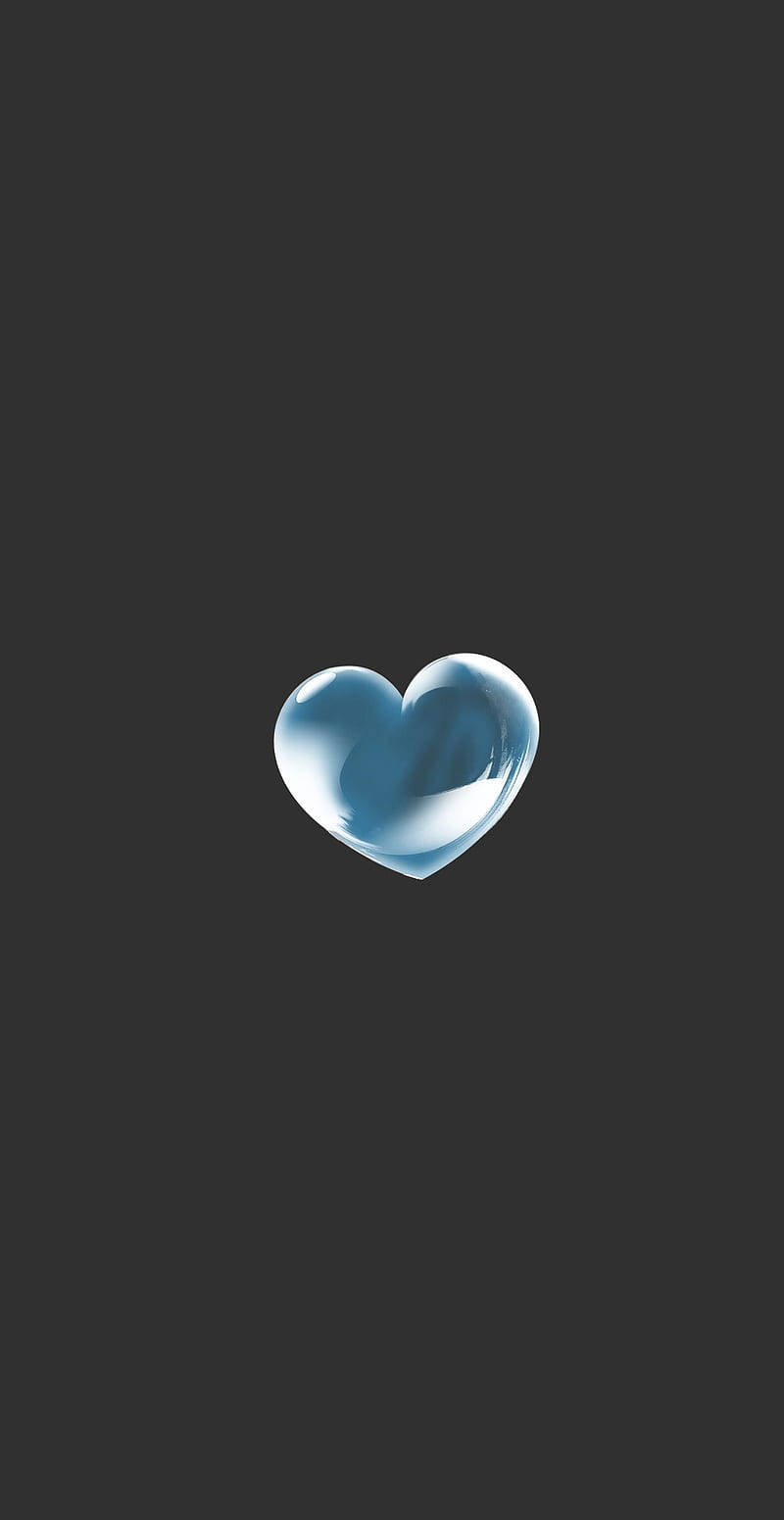 Blue Heart 桌布 壁紙 — 一個半透明藍色心形帶有光澤高光，漂浮在深灰色背景中央。