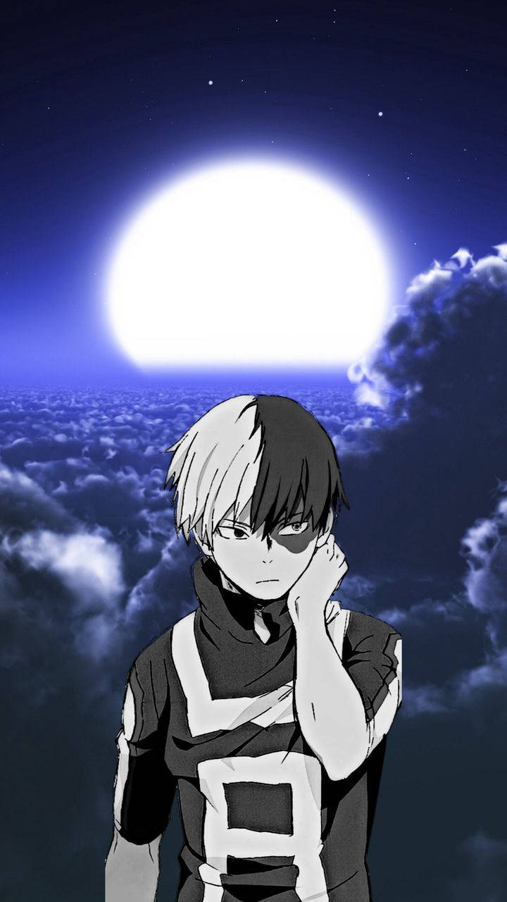 轟焦凍可愛 桌布 壁紙 — 一個半黑半白頭髮的動漫男孩站在雲端之上，下方是發光的月亮，場景為單色調。