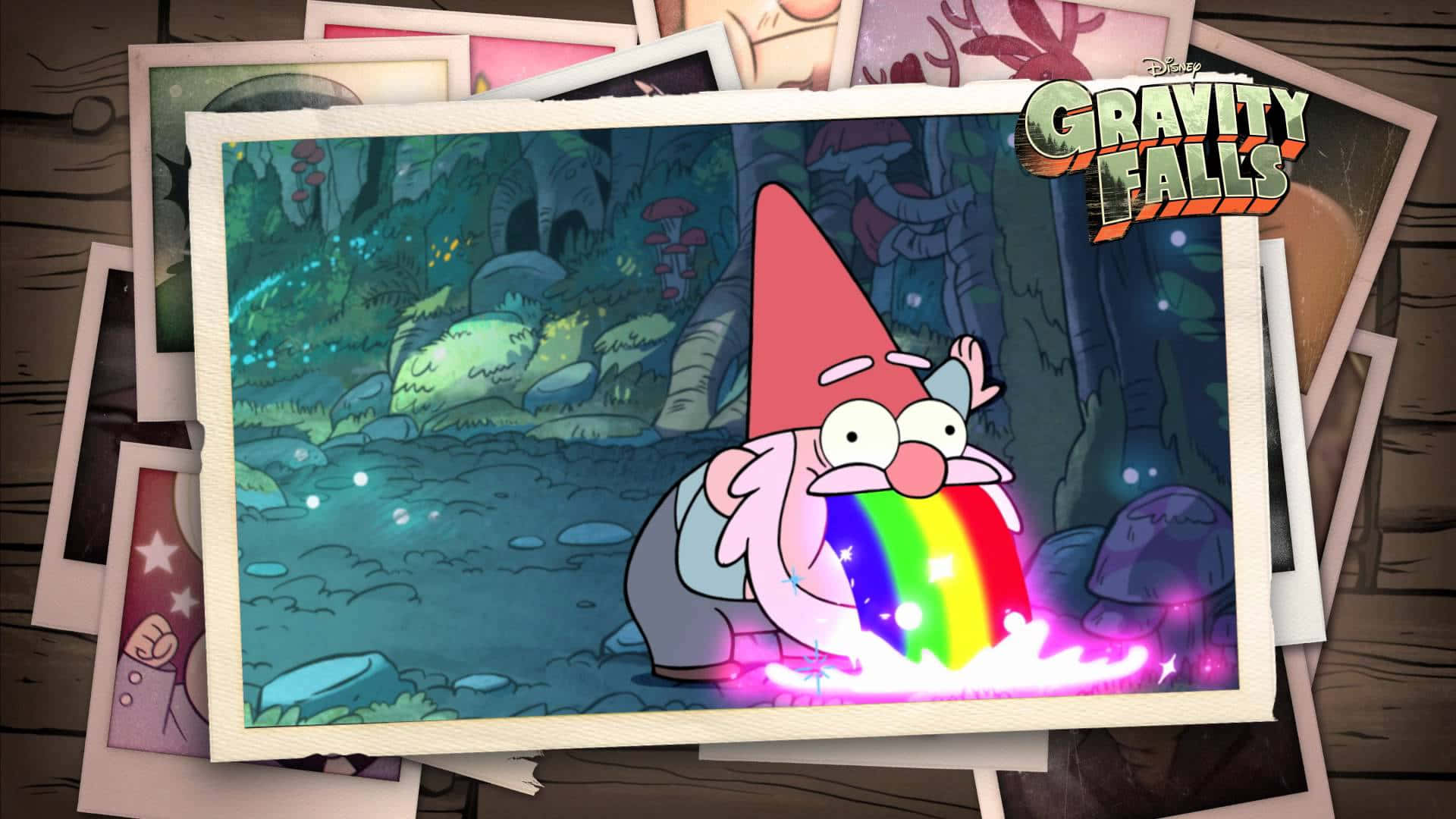Gnome 桌布 壁紙 — 一個卡通地精，嘴裡射出彩虹，坐在神秘森林中，周圍是發光的蘑菇和古老的石頭。