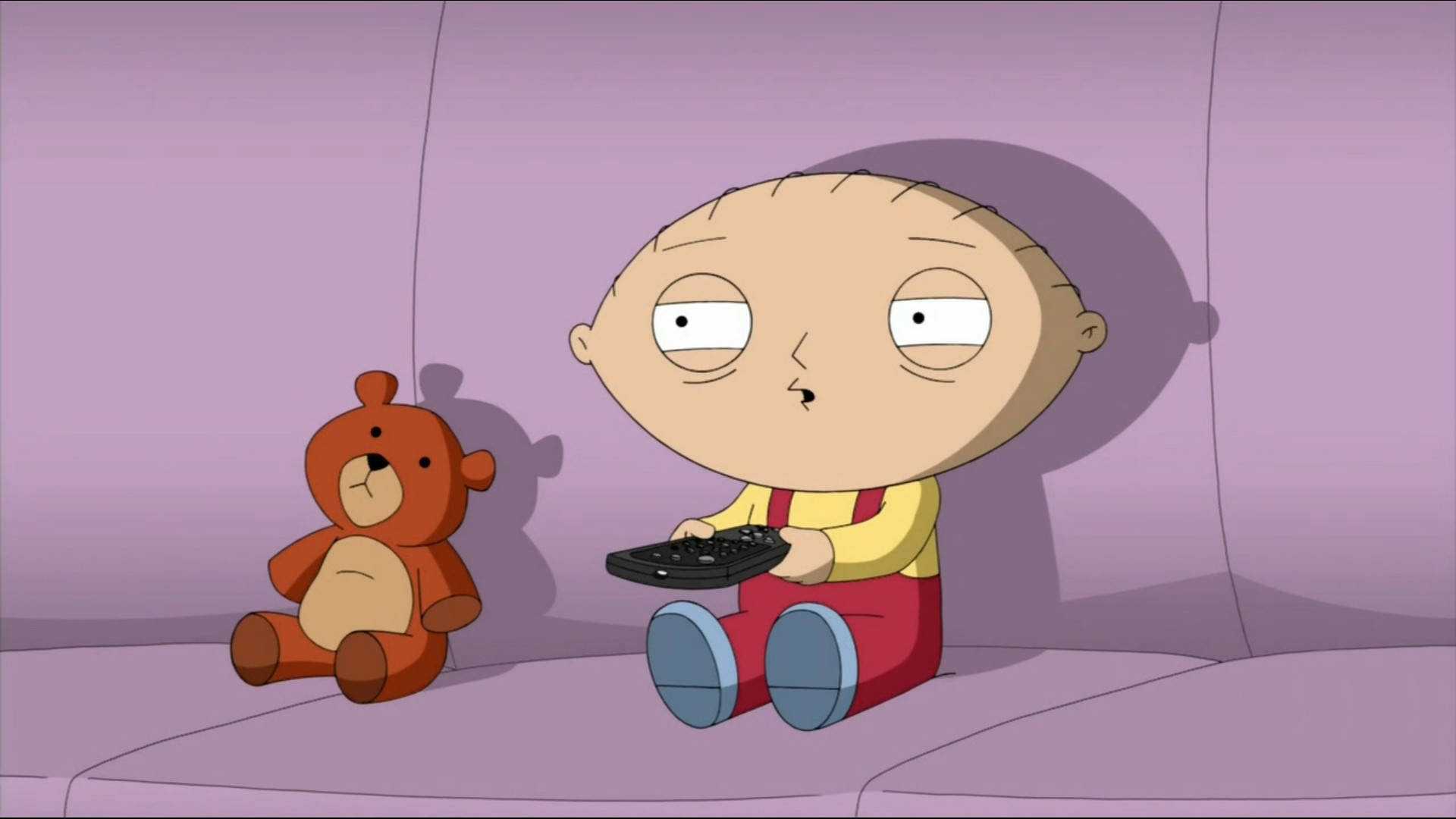 stewie 桌布 壁紙 — 一個卡通嬰兒坐在紫色沙發上，旁邊有一隻棕色泰迪熊，手裡拿著遙控器。