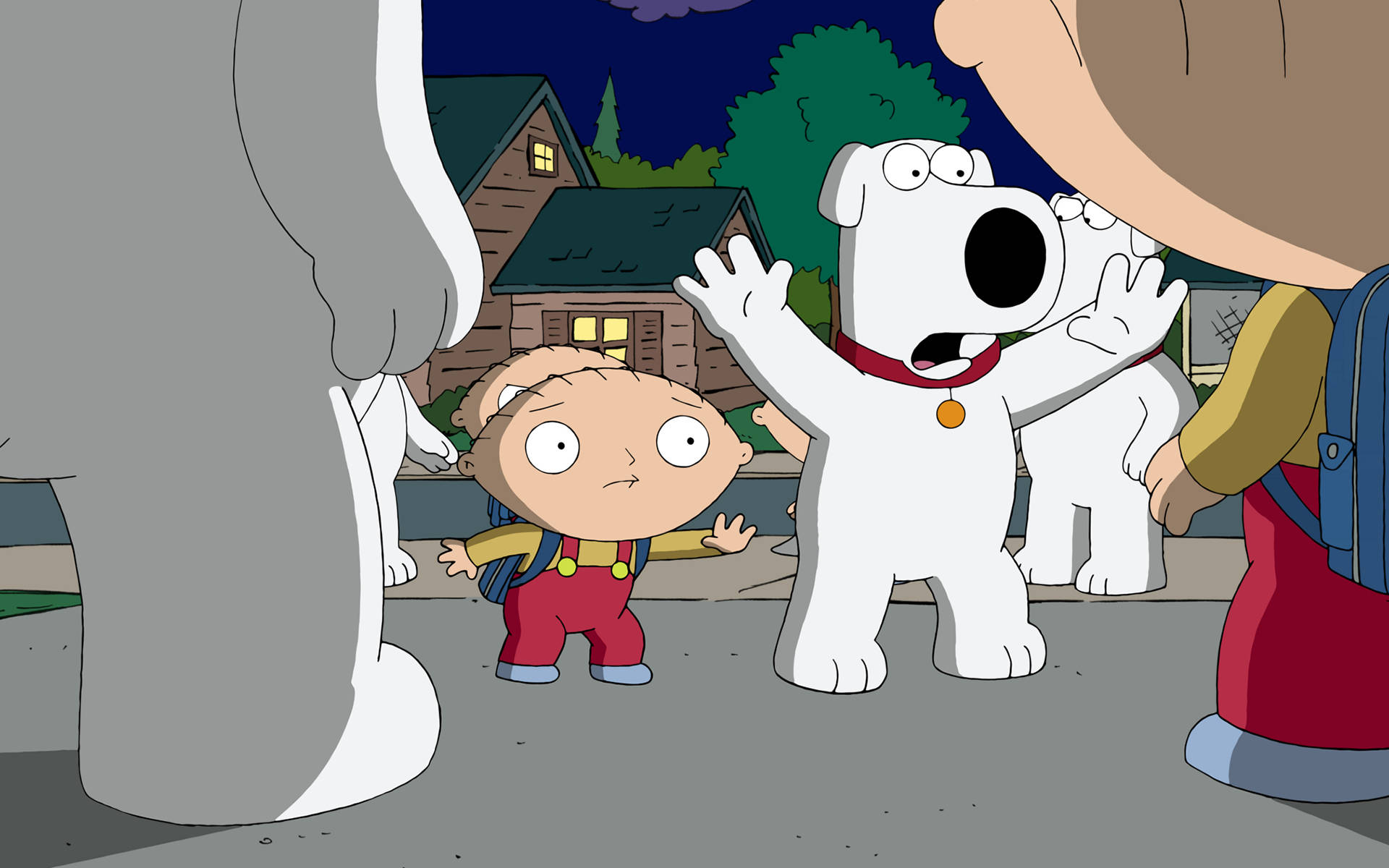 stewie 桌布 壁紙 — 一個卡通家庭在夜晚步行回家，一隻受驚的白狗在燈火通明的房子前興奮地揮手。