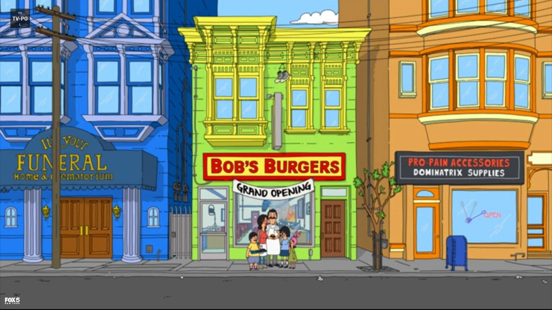 bobs burgers 桌布 壁紙 — 一個卡通家庭站在Bob's Burgers餐廳外面，有一個盛大開業的標誌，兩旁是殯儀館和疼痛配件商店。