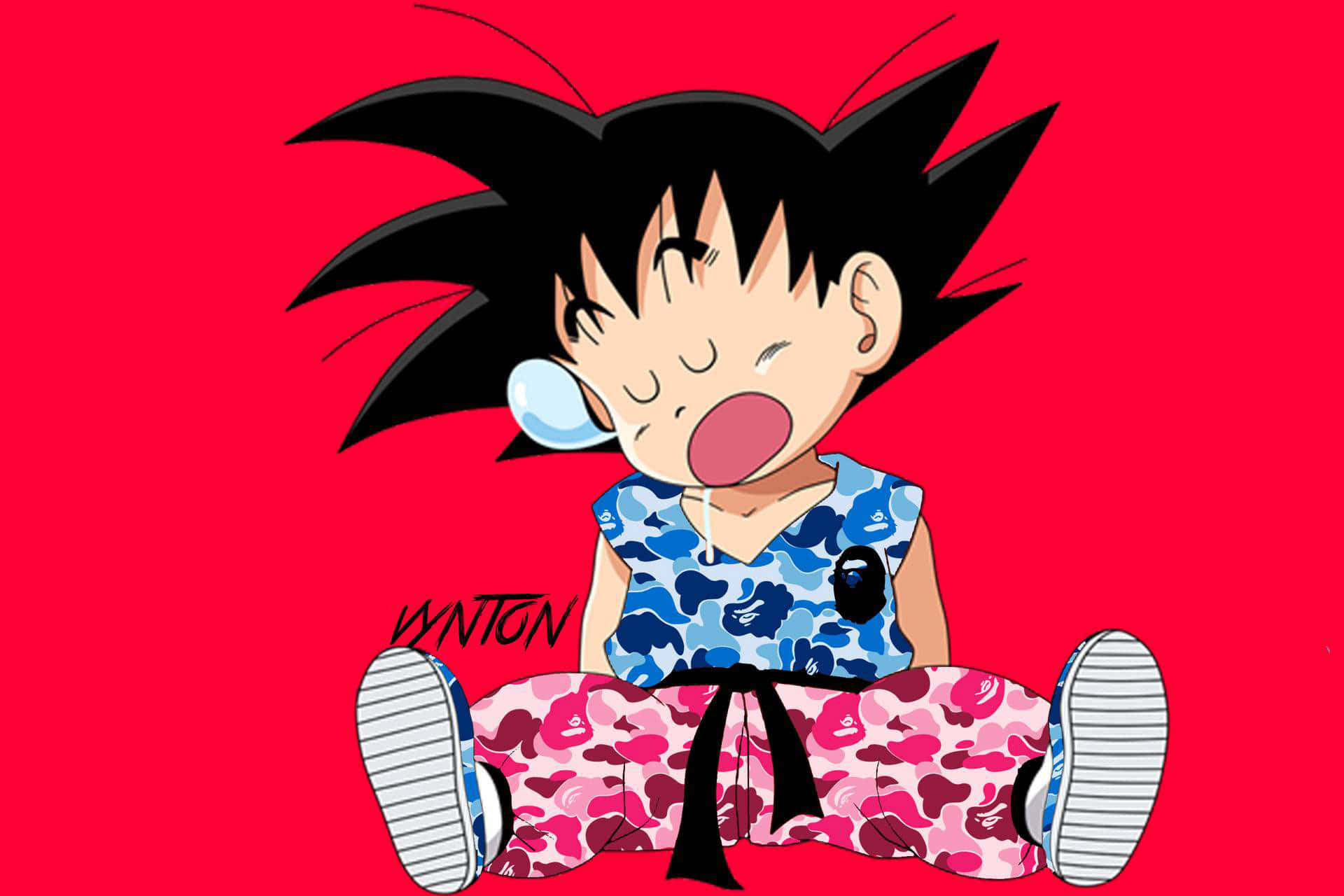 Funny Goku 桌布 壁紙 — 一個卡通小孩，有著刺刺的黑髮，盤腿坐著打呵欠，背景是純紅色，穿著迷彩衣服。