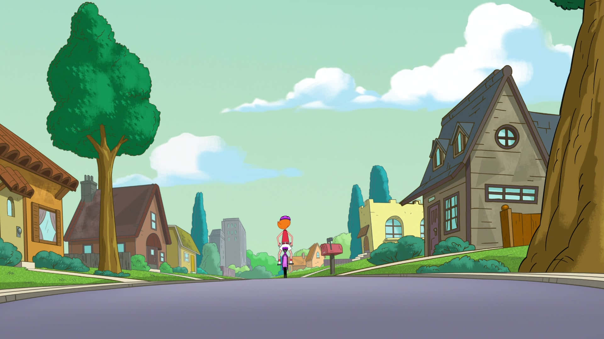 Phineas And Ferb 桌布 壁紙 — 一個卡通小孩在晴朗的天空下，沿著一條兩旁有色彩繽紛房屋和茂密綠樹的寧靜郊區街道騎自行車。
