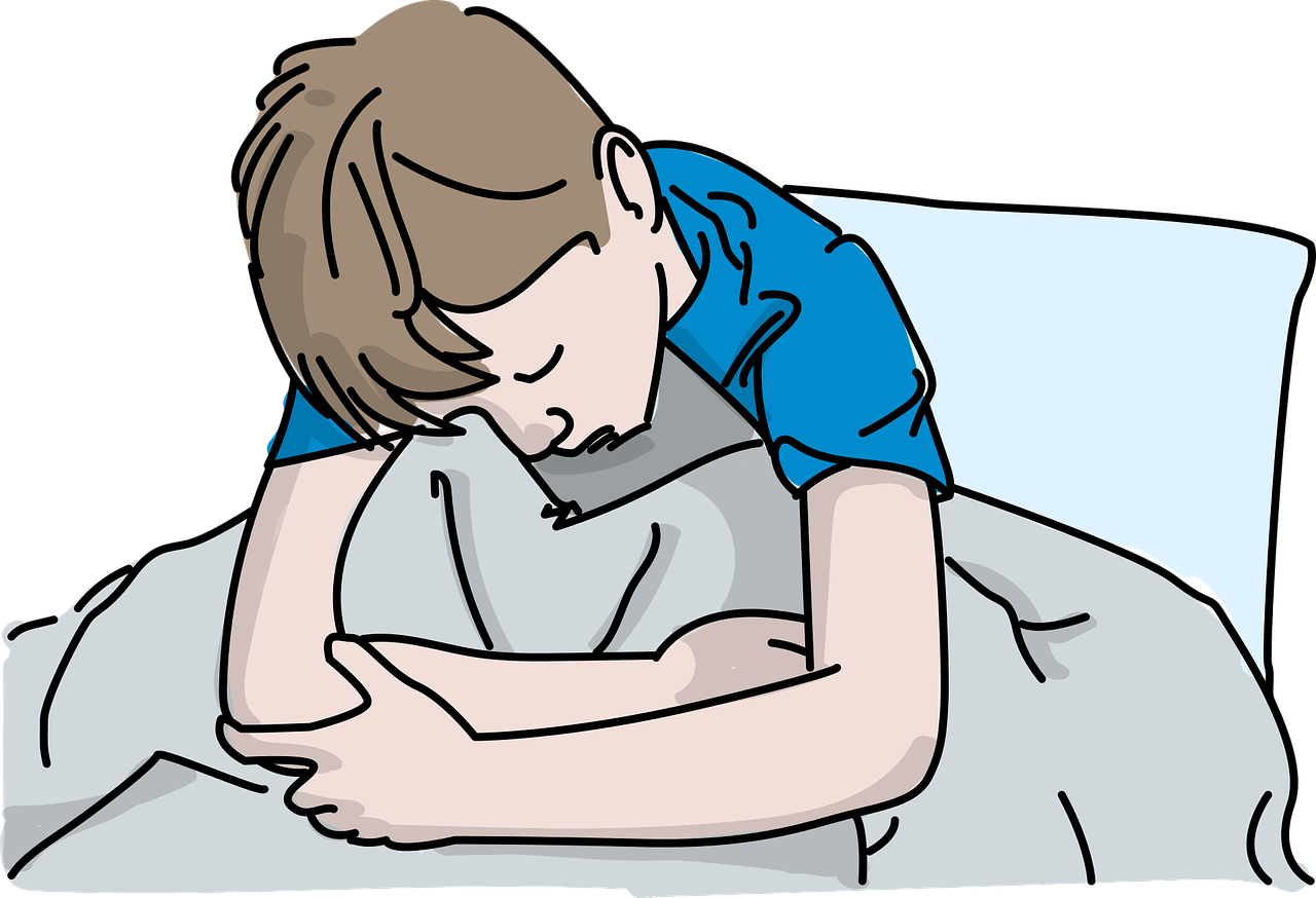 Clip Art 桌布 壁紙 — 一個卡通小孩在綠色背景前蜷縮在床上安詳地入睡，緊緊抱著枕頭。