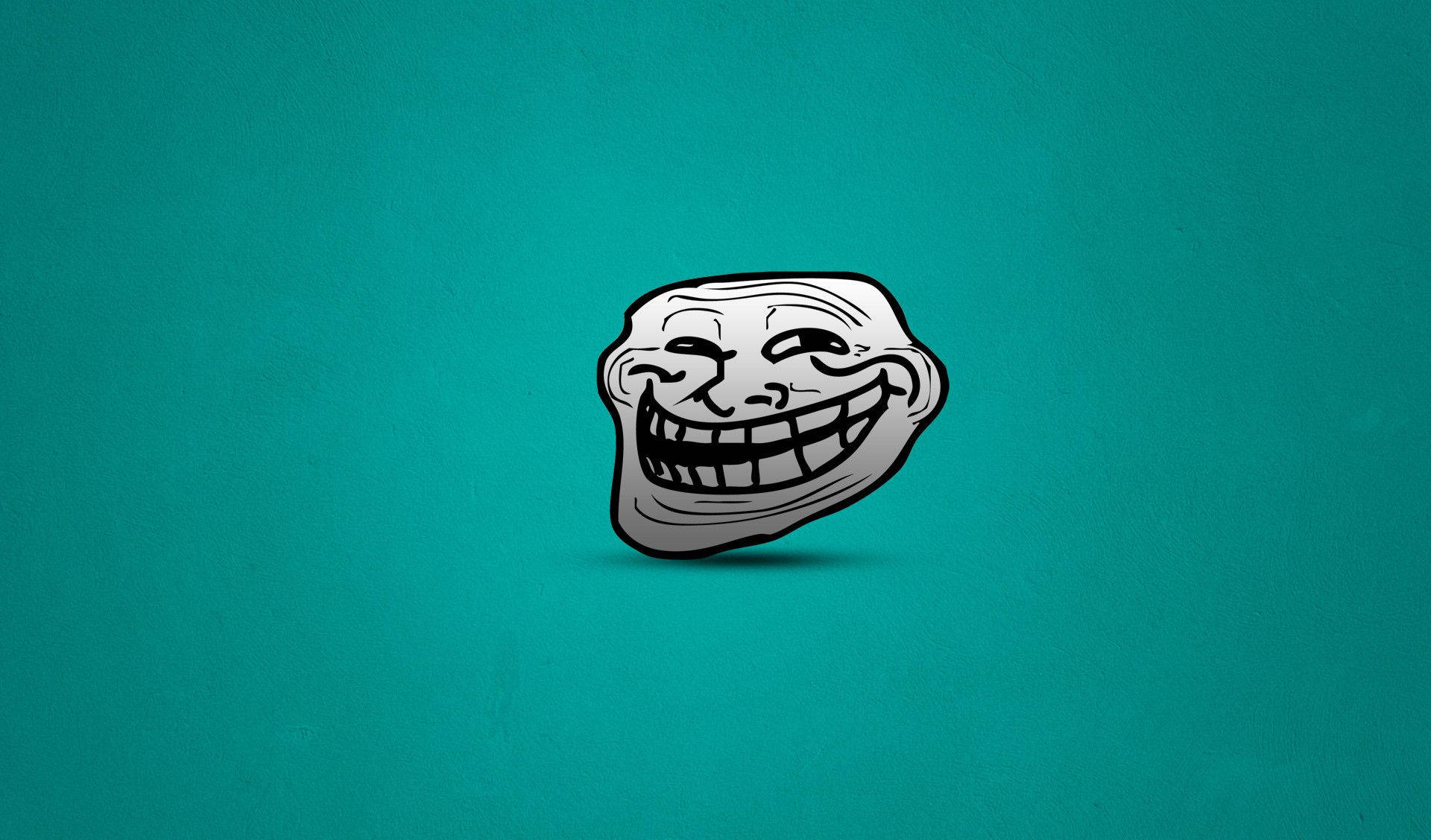 Troll Face 桌布 壁紙 — 一個卡通巨魔臉，咧嘴大笑，眼睛瞇成一條線，位於純青色背景中央。