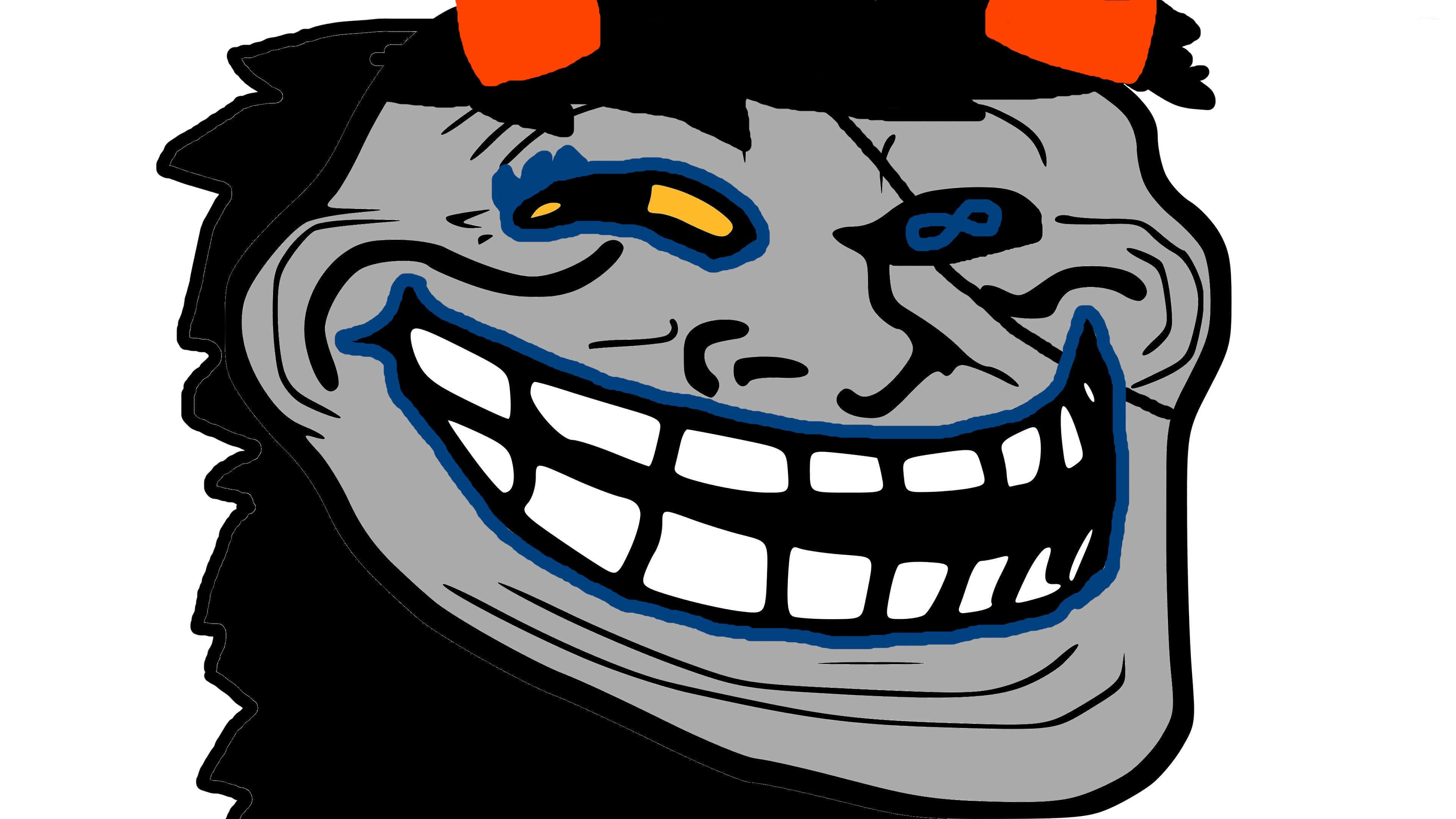 Troll 桌布 壁紙 — 一個卡通巨魔臉，有橙色角和露齒大笑，背景為白色。