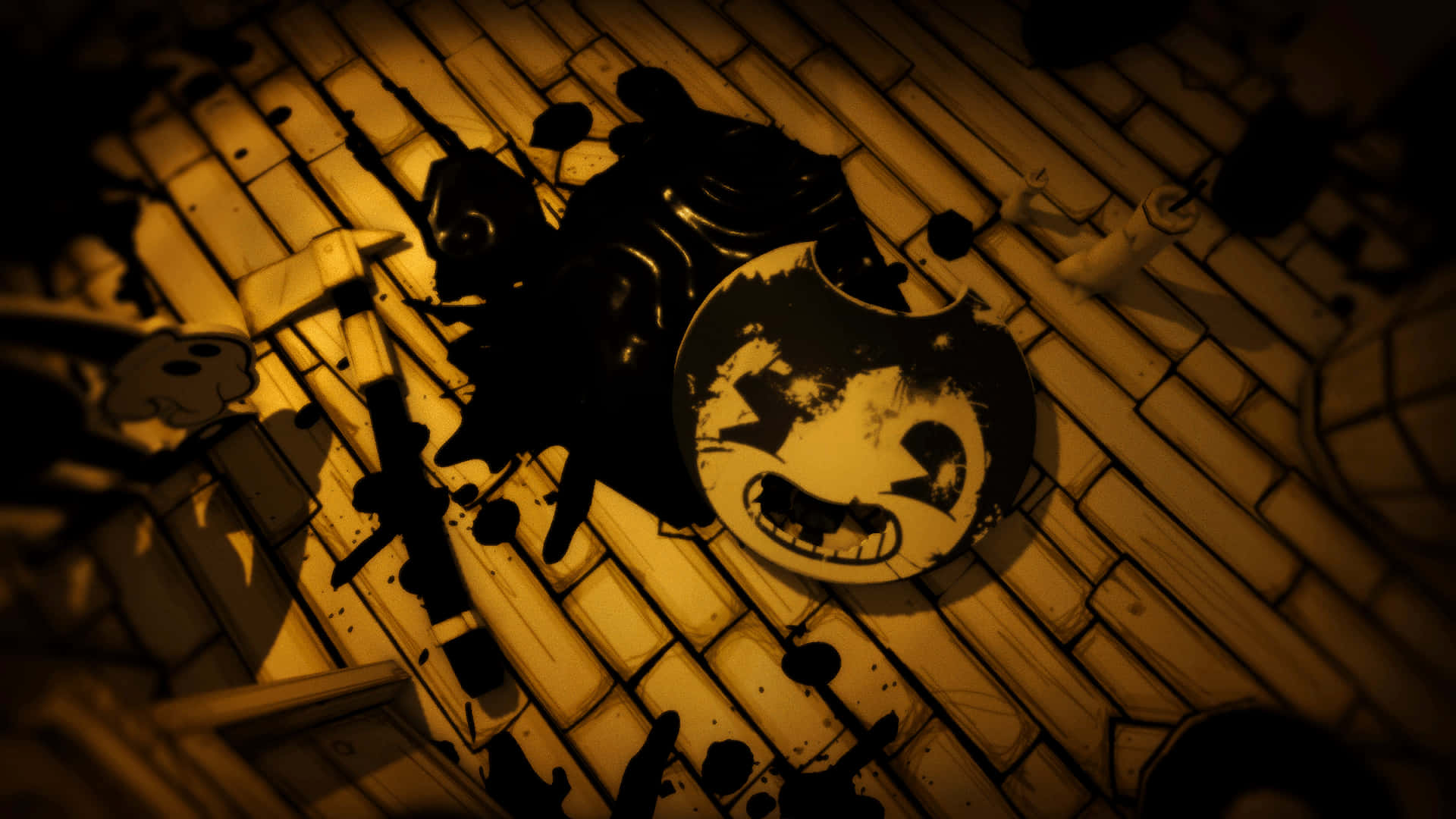 Bendy 桌布 壁紙 — 一個卡通怪物臉，咧嘴大笑，在昏暗的黃光下破碎地躺在木地板上。
