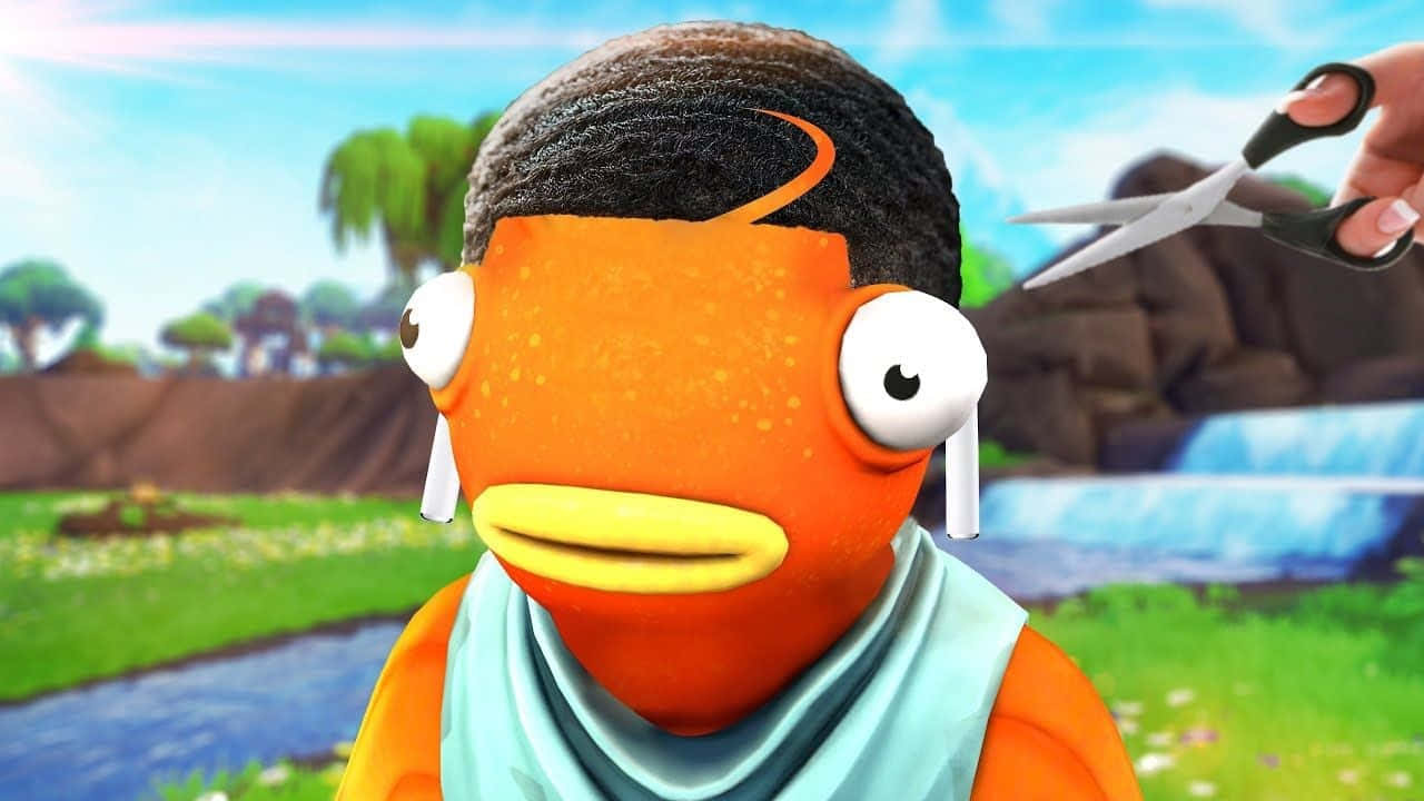 Fortnite 造型 桌布 壁紙 — 一個卡通橙色魚角色，有人類頭髮和耳塞，當一隻手拿著剪刀靠近它的頭部時，它看起來很驚訝。