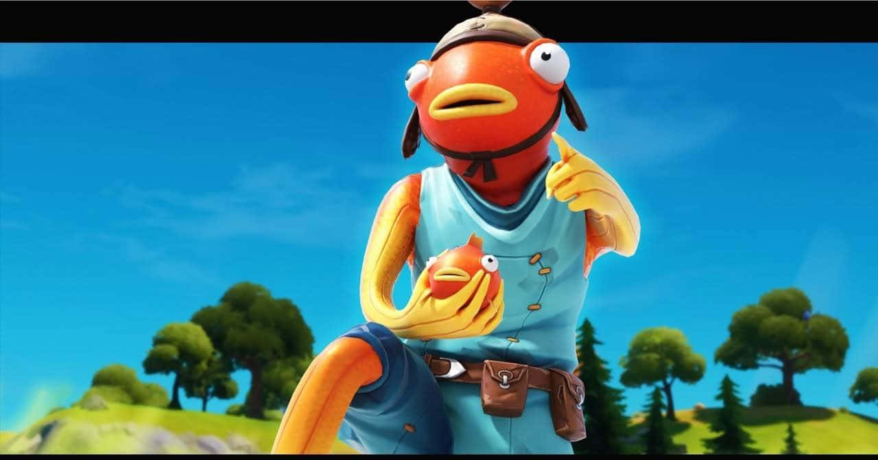 Fortnite 桌布 壁紙 — 一個卡通橙色魚角色，穿著藍色背心和帽子，在晴朗藍天下的一片鮮綠色田野中，抱著一條較小的魚。