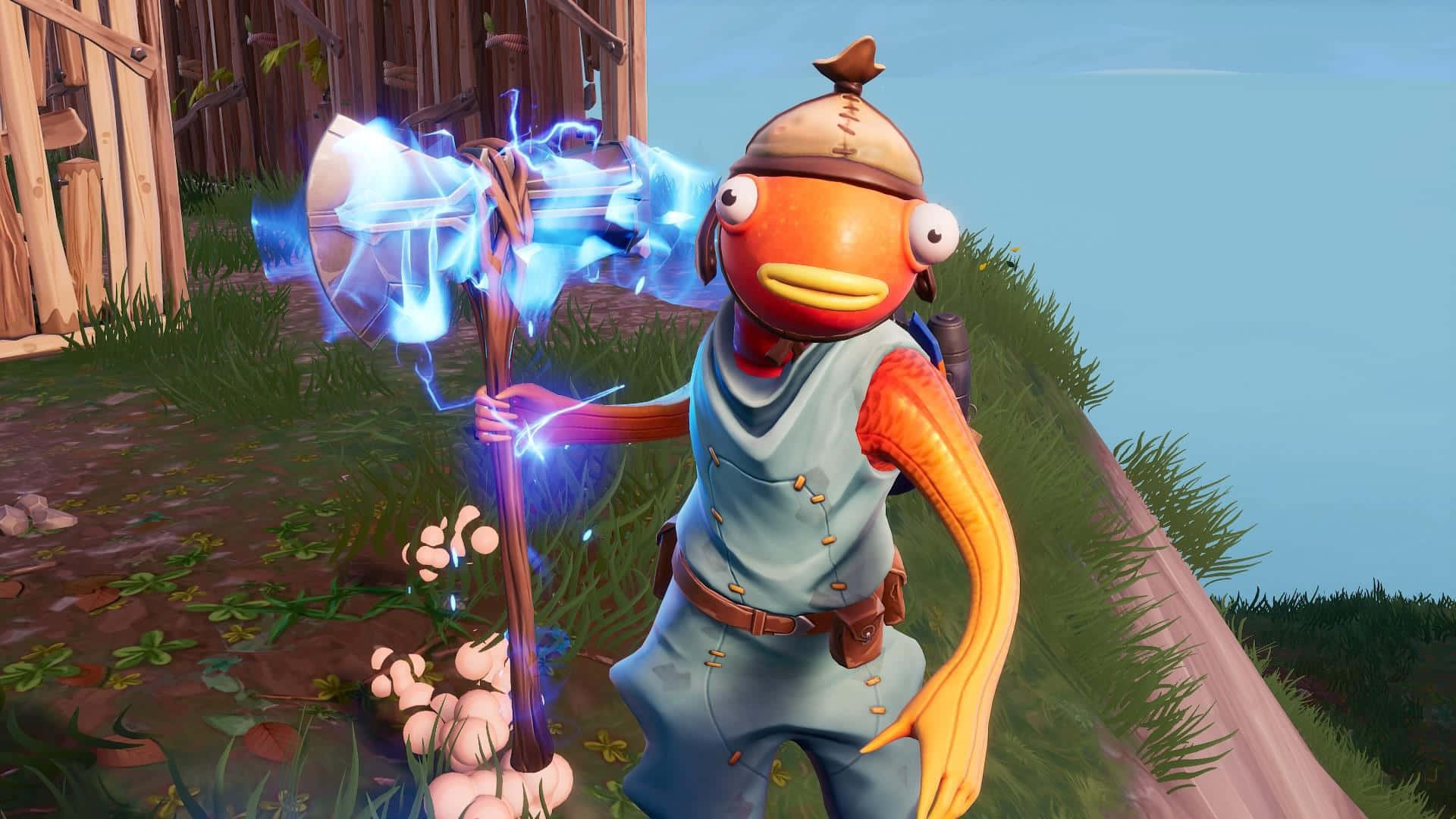 Fortnite 桌布 壁紙 — 一個卡通橙色魚角色穿著藍色背心，在木柵欄和蘑菇附近揮舞著發光的藍色斧頭。