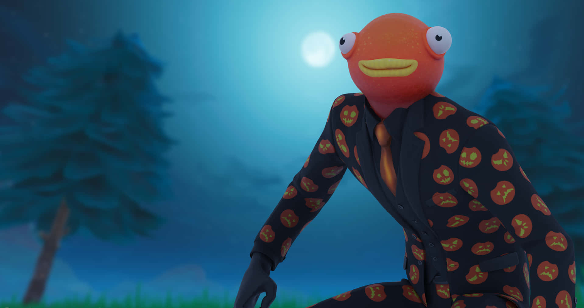 Fortnite Fishstick 桌布 壁紙 — 一個卡通橙色魚頭角色穿著南瓜圖案西裝，在深藍色森林中蹲在發光的月亮下。