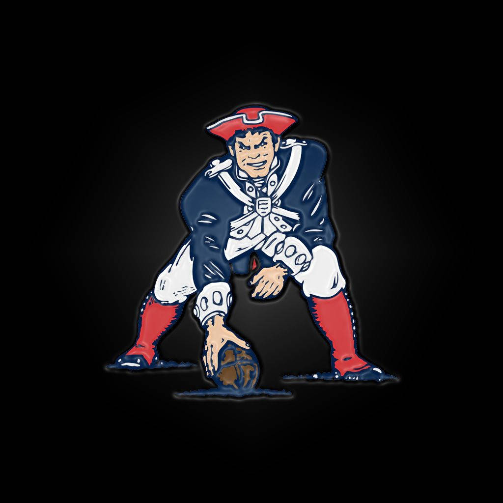 Patriots 桌布 壁紙 — 一個卡通海盜吉祥物穿著藍白紅制服蹲著，手持籃球，背景為黑色。