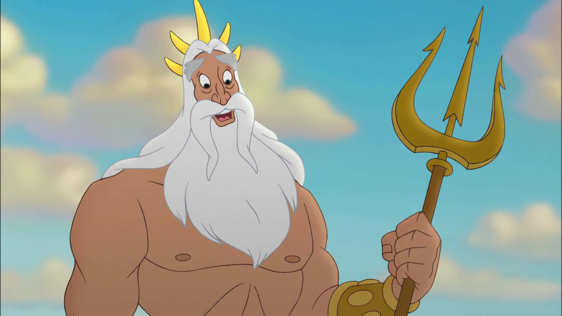 The Little Mermaid 桌布 壁紙 — 一個卡通海神，留著白鬍子，戴著金色王冠，手持三叉戟，背景是藍天白雲。