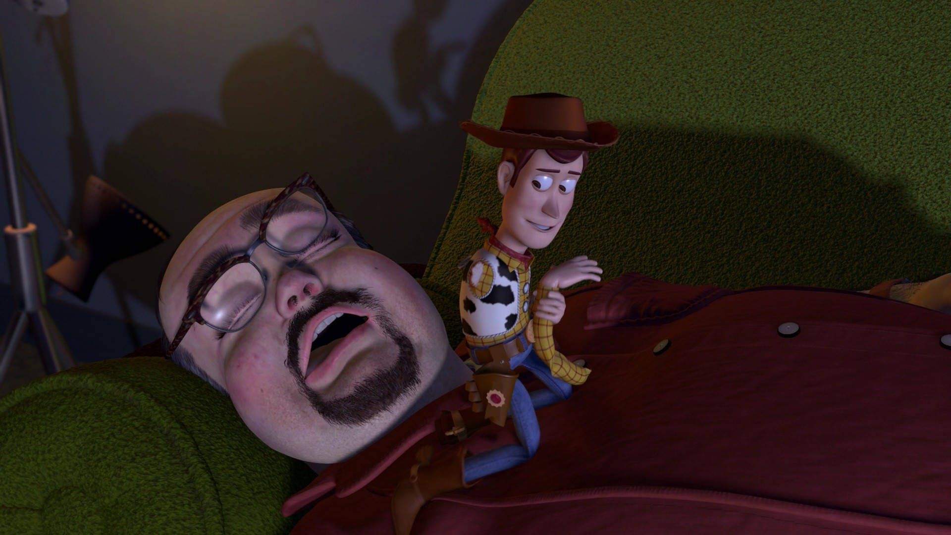 Woody 桌布 壁紙 — 一個卡通牛仔玩具警覺地坐在一個昏暗房間裡熟睡男子的胸口上。