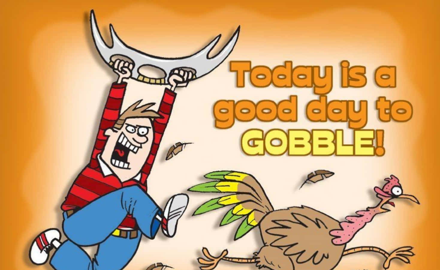 Thanksgiving Funny 桌布 壁紙 — 一個卡通男人穿著紅條紋襯衫，高興地舉起一個巨大的火雞頭，而一隻逃跑的火雞在橙色漸變背景上跑開。
