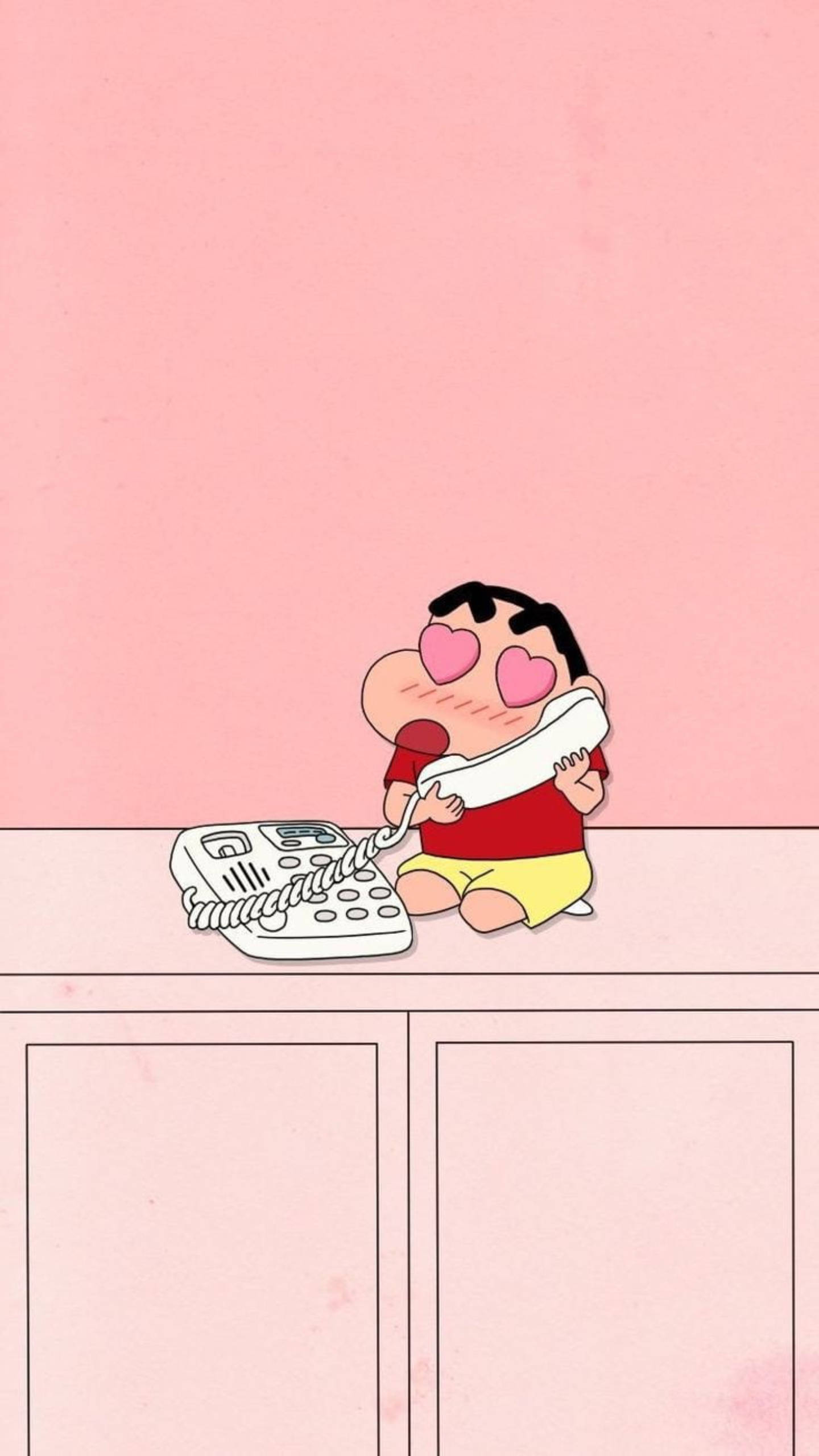shinchan 桌布 壁紙 — 一個卡通男孩，心形眼睛，愉快地對著白色座機電話說話，背景是柔和的粉紅色。