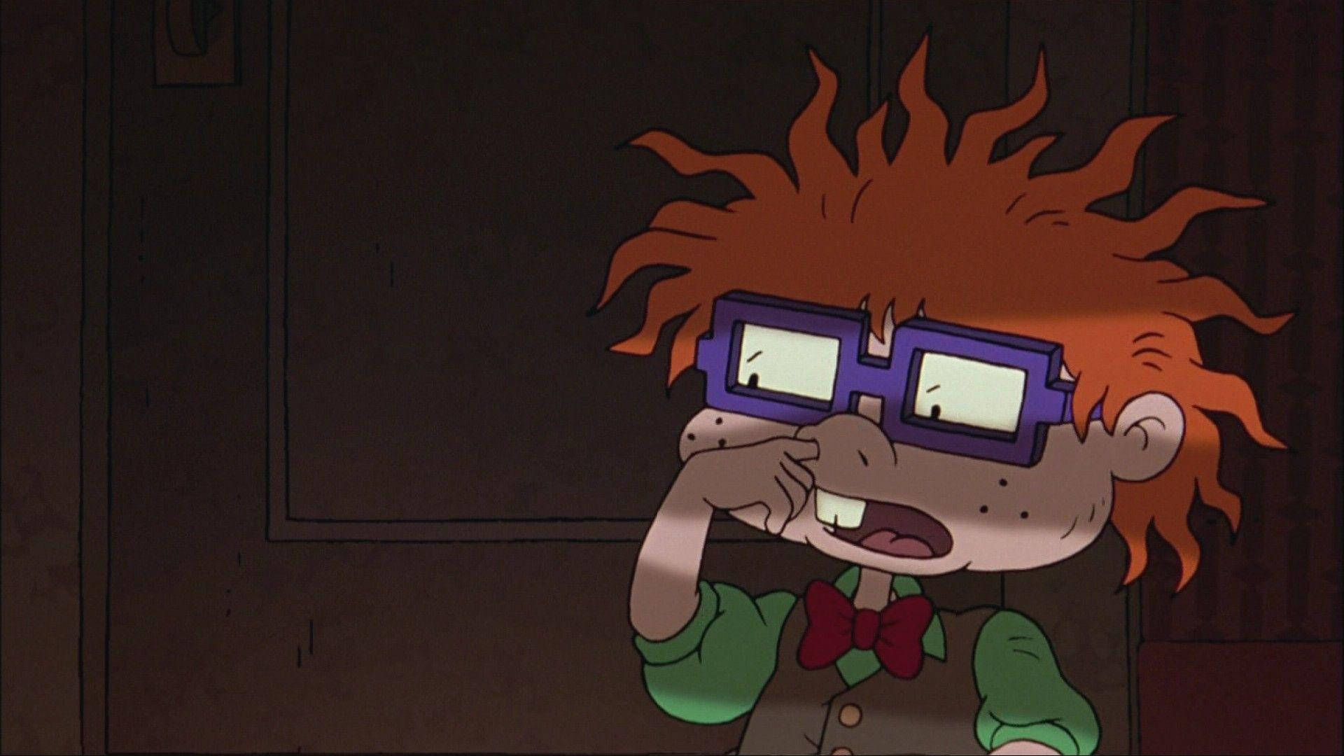 rugrats 桌布 壁紙 — 一個卡通男孩，有著狂野的橙色頭髮和紫色眼鏡，在昏暗的房間裡緊張地用手遮住臉。
