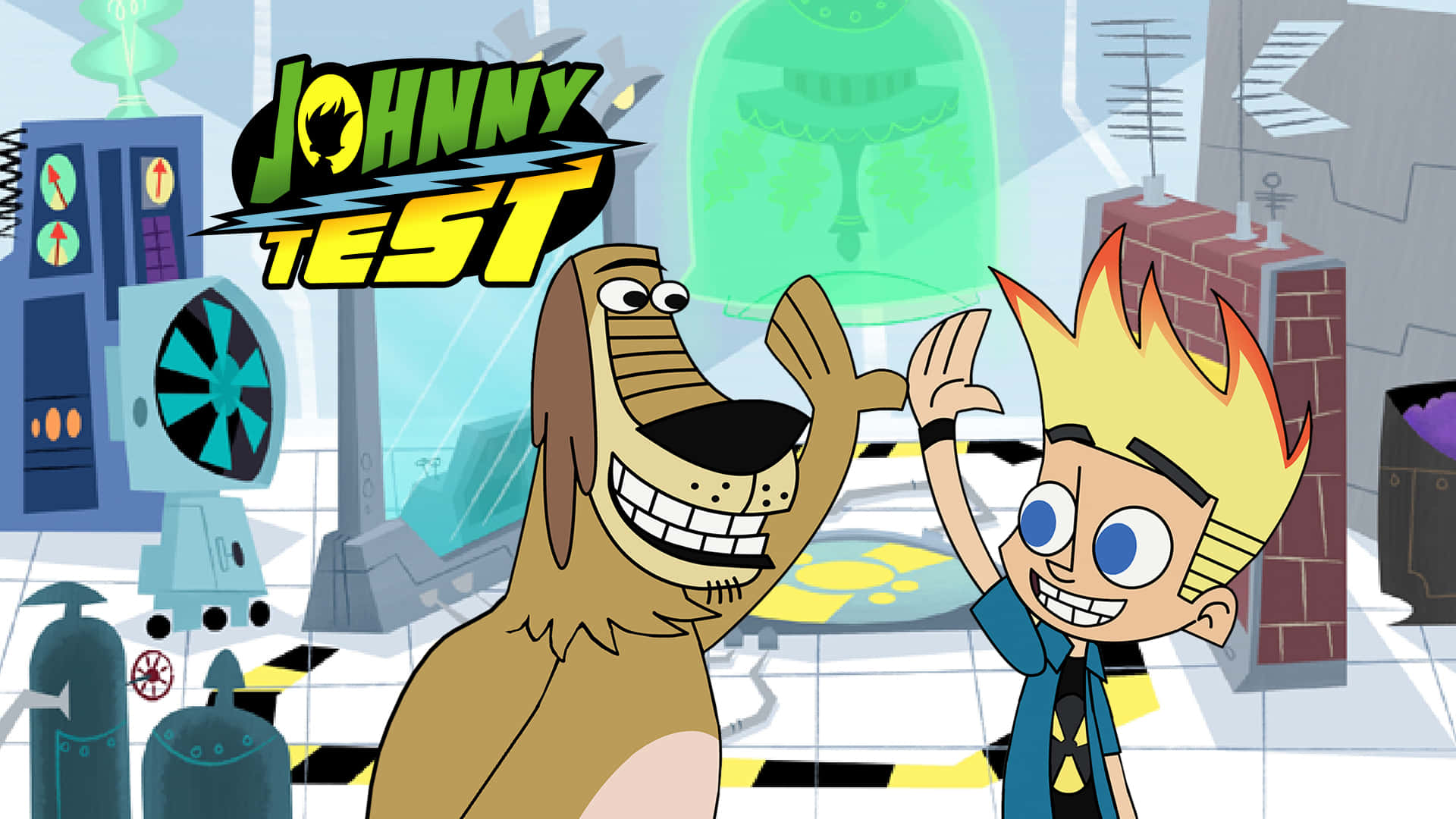 Johnny Test 桌布 壁紙 — 一個卡通男孩，頭髮尖尖的，和他的狗在一個充滿發光機器的先進實驗室裡開心地揮手。