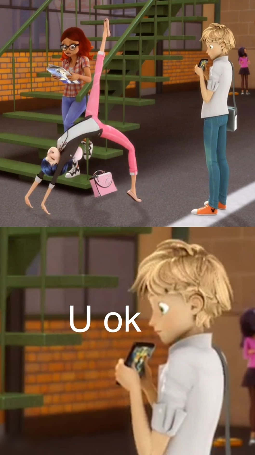 Funny Miraculous 桌布 壁紙 — 一個卡通男孩拿著電話，一個女孩在樓梯上做倒立，另一個女孩在附近觀看。