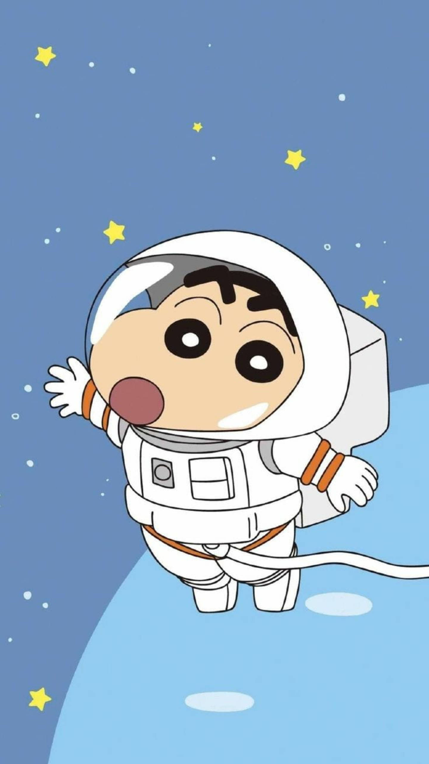 shinchan 桌布 壁紙 — 一個卡通男孩穿著白色太空衣，在藍色背景上與黃色星星一起快樂地漂浮在太空中。