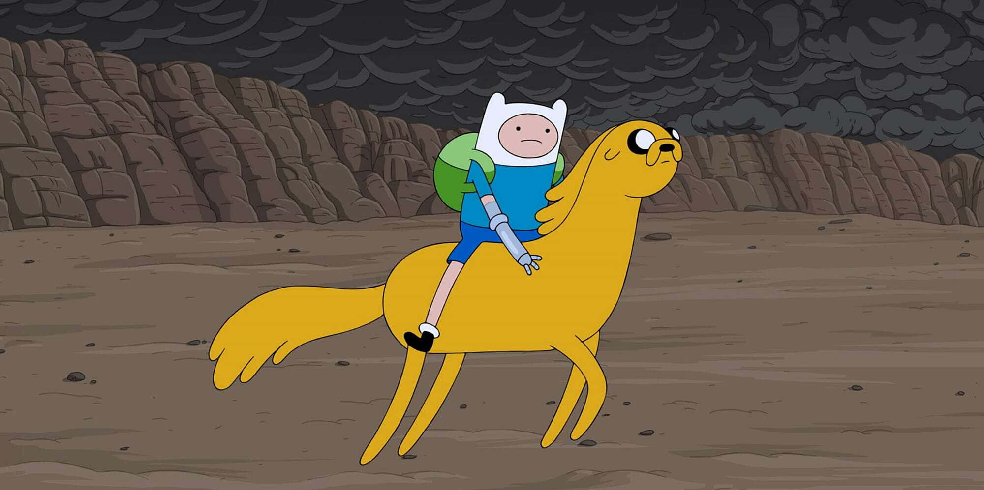 Adventure Time Cute 桌布 壁紙 — 一個卡通男孩騎著一隻黃狗穿過荒蕪的岩石景觀，天空灰暗風暴。
