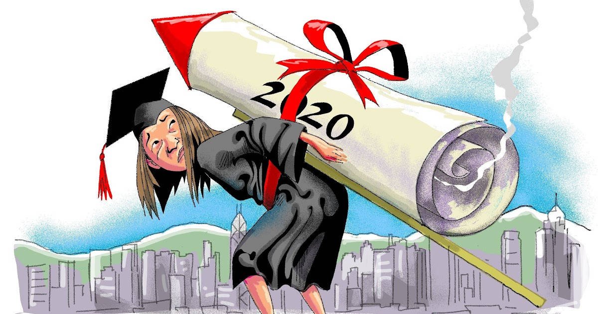 Graduation 桌布 壁紙 — 一個卡通畢業生在一個巨大的2020年文憑火箭下掙扎，火箭在城市天際線上翱翔。