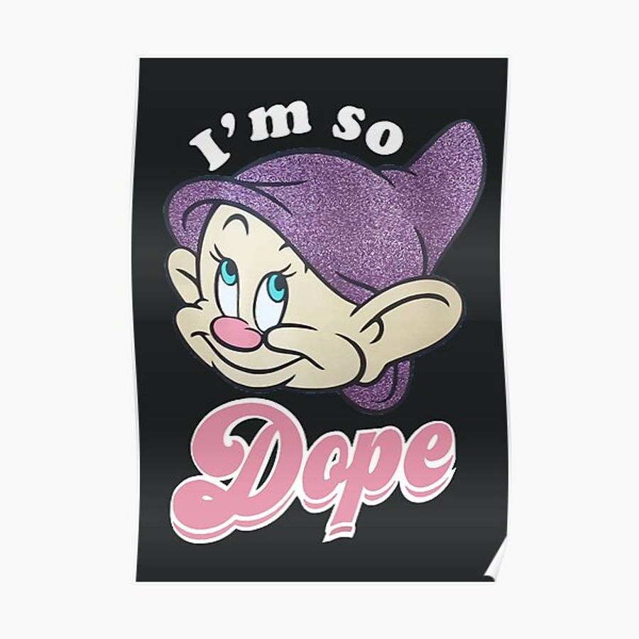 Dopey 桌布 壁紙 — 一個卡通矮人戴著閃閃發光的紫色帽子和粉紅色嘴唇，在黑色背景上自信地微笑，上面用粗體粉紅色字母寫著「I'm so Dope」。