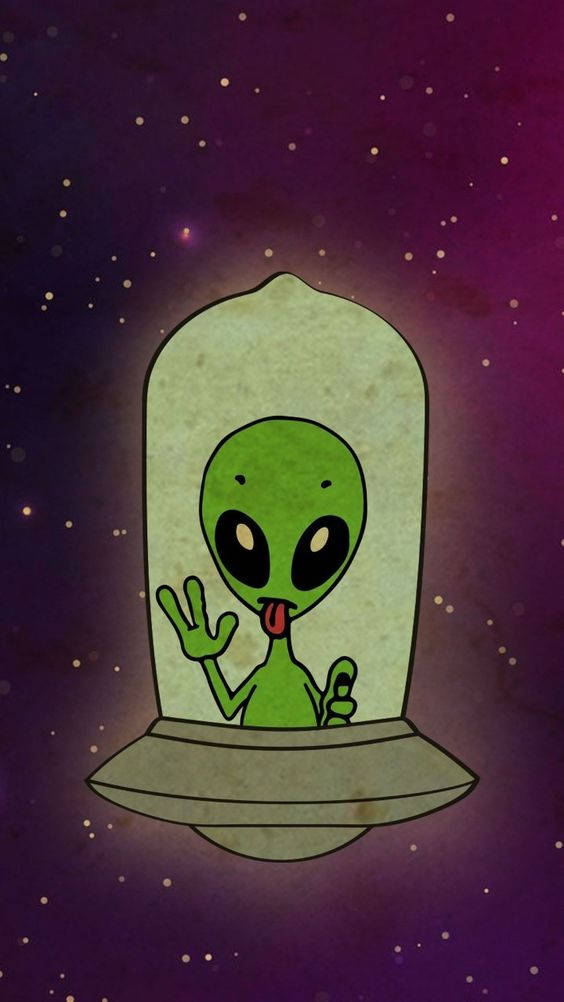 Green Anime 桌布 壁紙 — 一個卡通綠色外星人，有大眼睛，在星空紫色天空背景下從UFO內伸出舌頭並揮手。