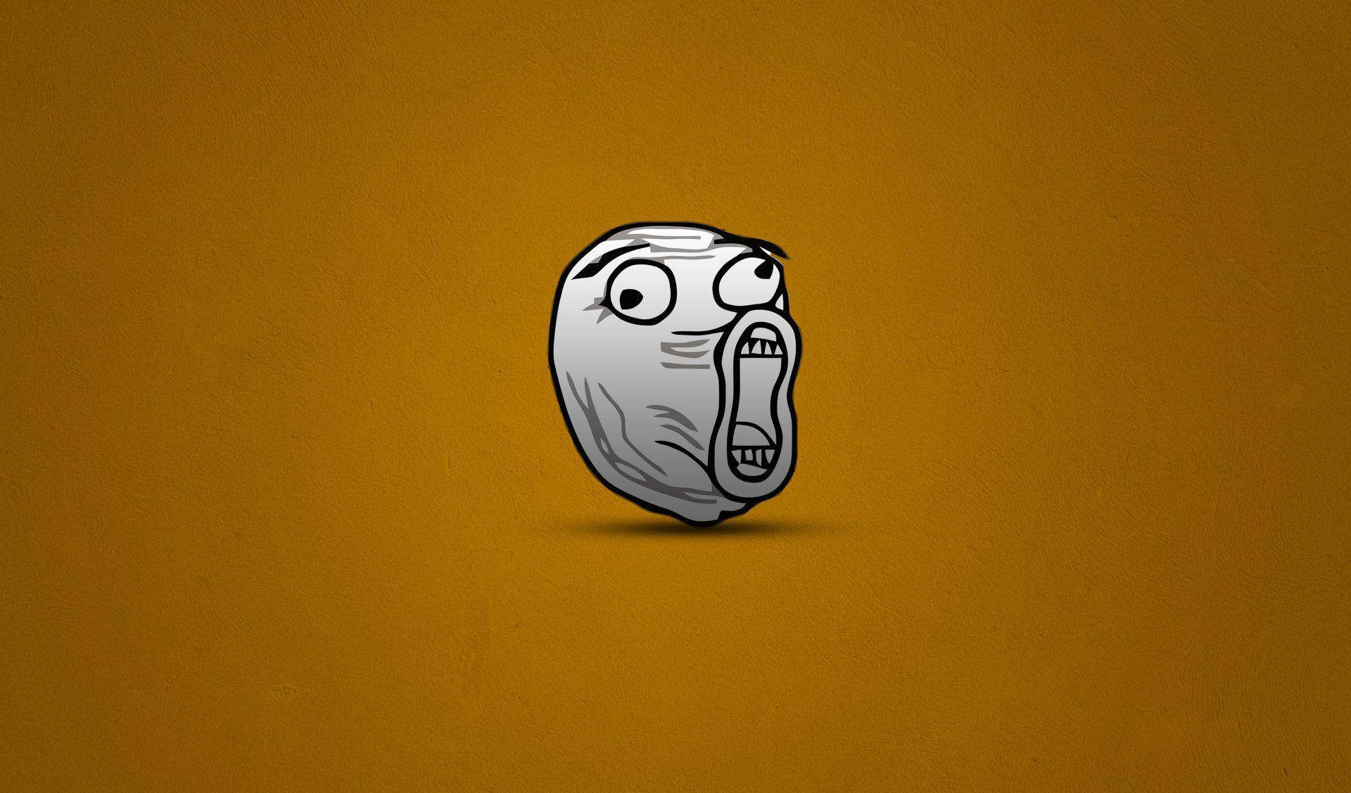 Troll Face 桌布 壁紙 — 一個卡通臉孔，睜大眼睛，張開嘴巴，在紋理芥末黃色背景上尖叫。