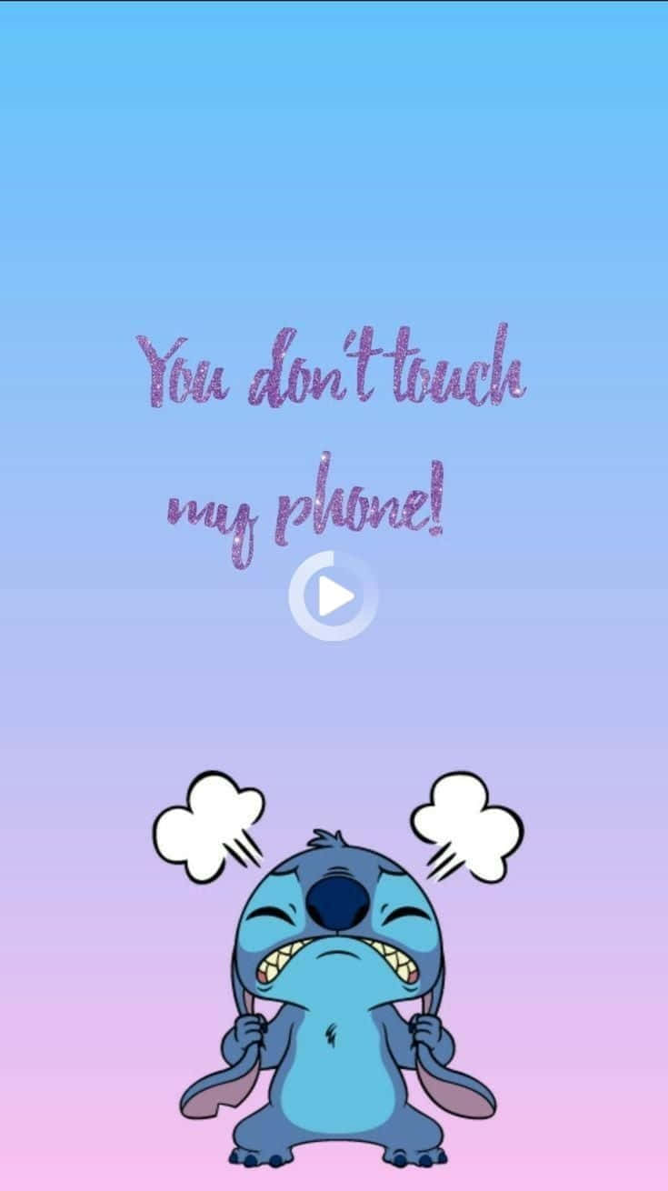 Stitch 桌布 壁紙 — 一個卡通藍色外星人，帶著憤怒的眼睛和蒸汽雲，在粉彩漸變天空背景下大喊「不要碰我的手機！」