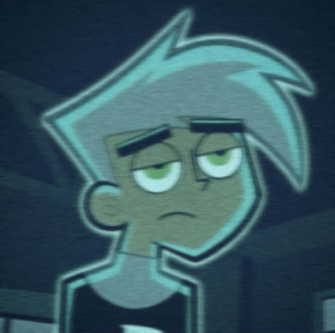 Danny Phantom 桌布 壁紙 — 一個卡通角色，有著尖刺的灰色頭髮和綠色眼睛，在黑暗背景下顯得很惱火。